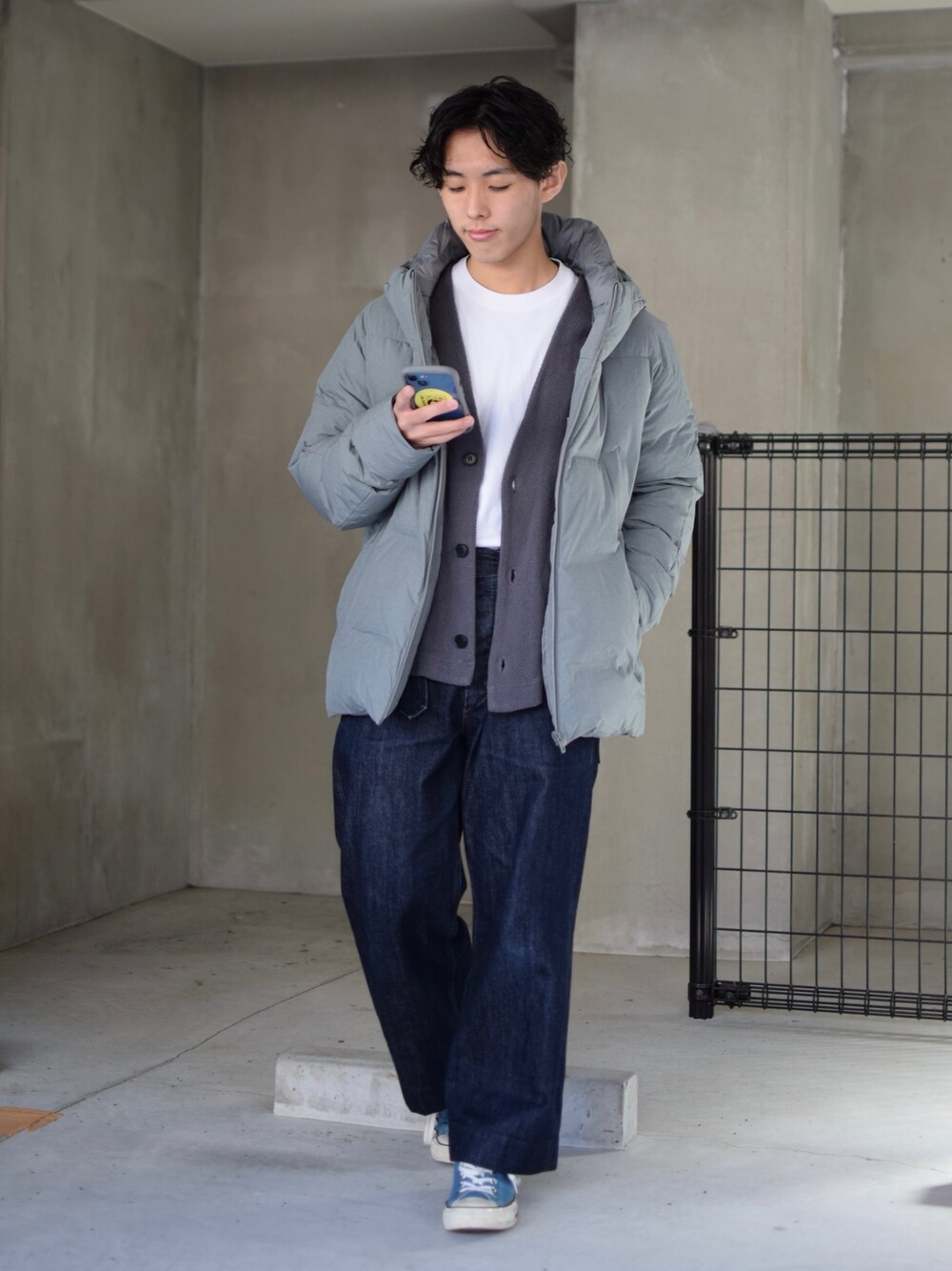 「UNIQLO、ダウンジャケット、CONFECT、カーディガン、白Tシャツ、MHL.、ワイドパンツ、デニム、ワイドデニム、converse、ワントーンコーデ、タックイン、あったかコーデ、低身長コーデ、ブルーコーデ」｜「UNIQLOのアイテム（ダウンジャケット/コート、グレー系）」を使った、ぜっきーさん（メンズ・165cm）の冬コーディネートの3枚目の写真