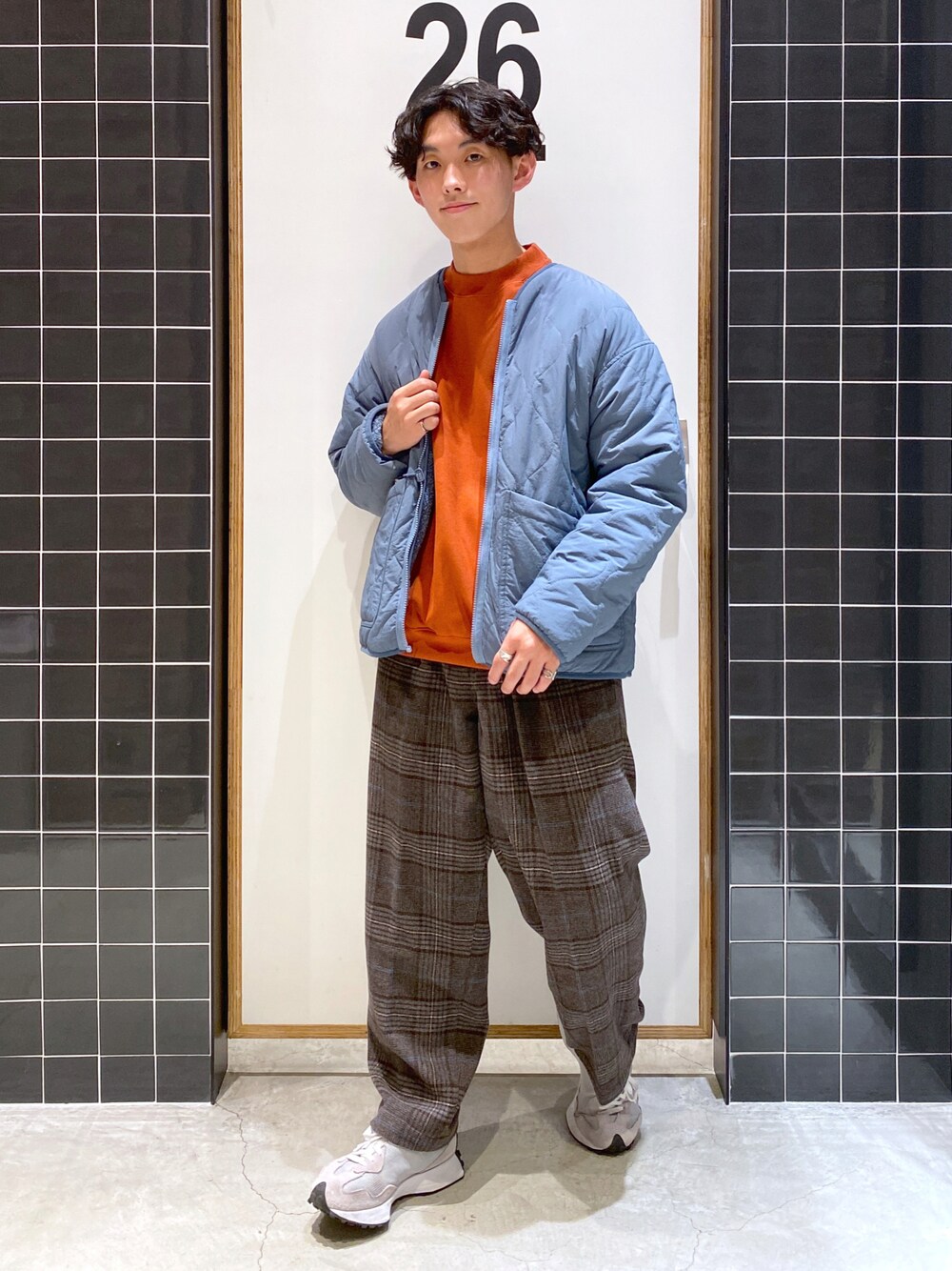 「New Balance、キルティング、冬コーデ、オレンジ、スニーカーコーデ、リバーシブル、ワイドパンツ、チェックパンツ、水色、厚底シューズ、キルティングジャケット、ニコアンド、低身長コーデ、niko and ...、ニコアンド(niko and...)」｜「niko and...のリバーシブルボアZIPカーディガン（ブルゾン、ブルー系）」を使った、ぜっきーさん（メンズ・165cm）の秋コーディネートの1枚目の写真