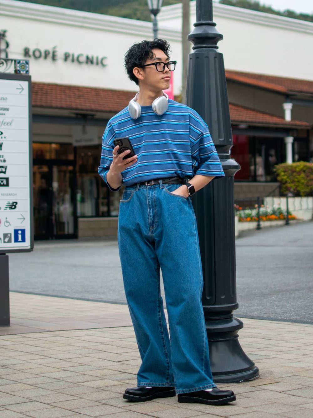 ブルー系のデニムパンツ、ブルー系のTシャツ/カットソー、ブラック系のその他シューズを着用したメンズの春コーディネートの1枚目の写真