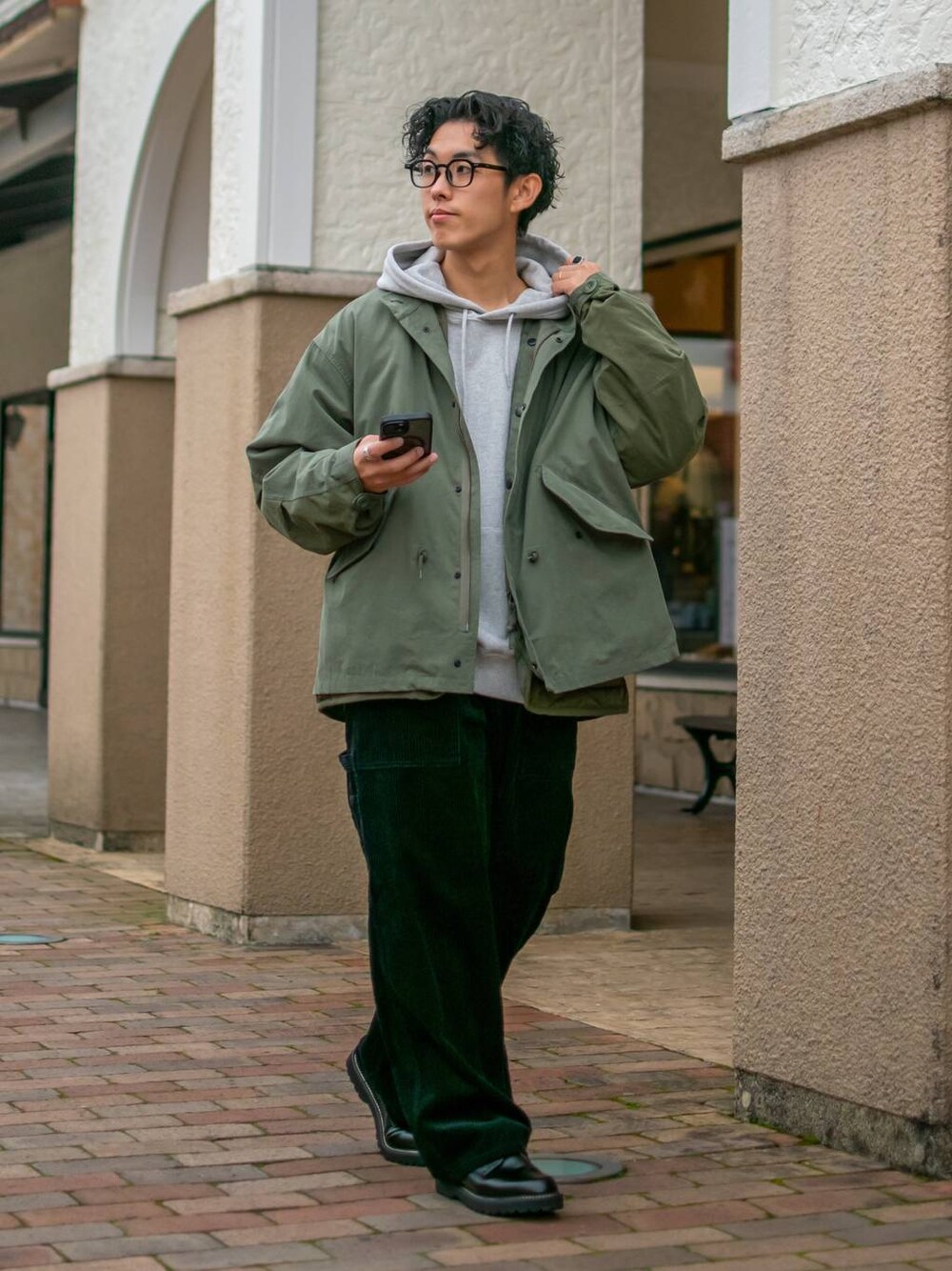 「低身長、体型カバー、ゆったり、niko and ...、モッズコート、アウター、パーカー、スウェット、ワイドパンツ」｜「niko and...の16/-OE USA COTTON BIG PARKA　/ USAコットン裏毛フードパーカー（パーカー、グレー系）」を使った、ぜっきーさん（メンズ・165cm）の秋コーディネートの1枚目の写真