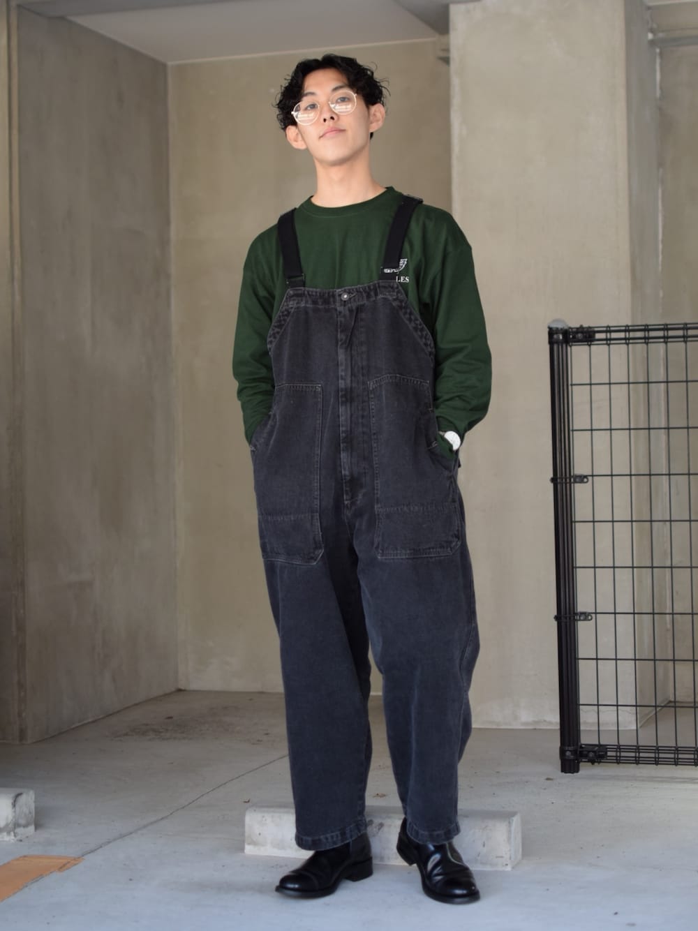 「niko and ...、ニコアンド、NFL、ロゴT、ロンT、グリーン、グリーンTシャツ、オーバーオール、デニムオーバーオール、ブラックデニム、サイドゴアブーツ、革靴、低身長コーデ、カジュアルコーデ、春コーデ」｜「NFLの【NFL×niko and ...】コラボロンＴ（Tシャツ/カットソー、グリーン系）」を使った、ぜっきーさん（メンズ・165cm）の冬コーディネートの2枚目の写真