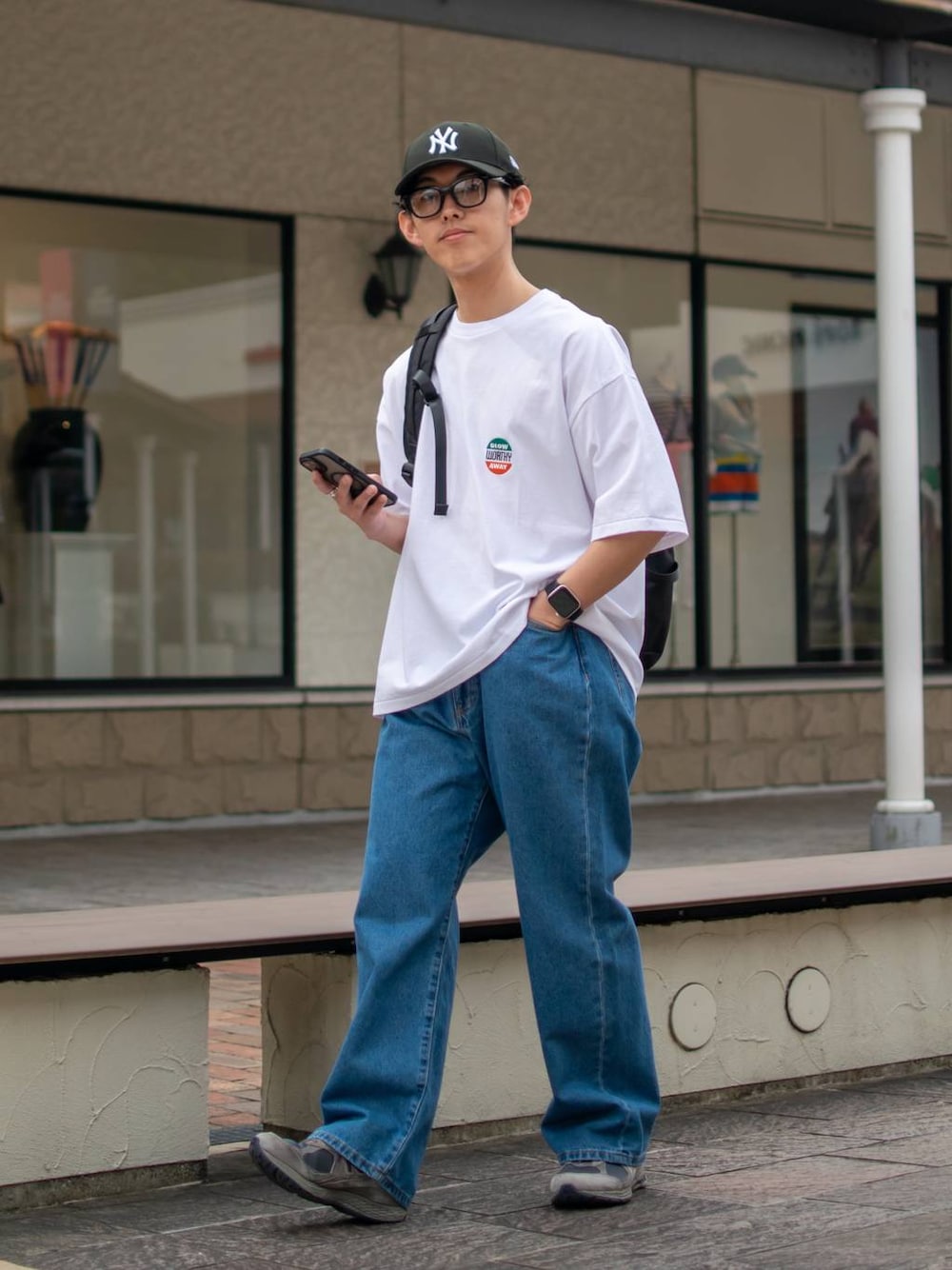 「低身長、低身長コーデ、niko and ...、ニコアンド、ロゴT、Tシャツ、白Tシャツ、ワイドパンツ、デニムパンツ、キャップ、春色、お出かけコーデ、ストリート、大人カジュアル、スニーカー」｜「niko and...の[niko and ...JEANS 2024SS]5ポケットワイドデニムパンツ（デニムパンツ、ブルー系）」を使った、ぜっきーさん（メンズ・165cm）の春コーディネートの1枚目の写真