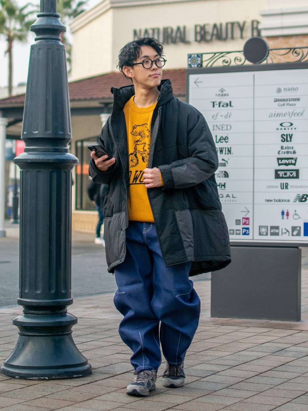 「低身長、低身長コーデ、niko and ...、ニコアンド、冬を彩る色いろコーデ、WEARyouthコーデ、お出かけコーデ、冬コーデ、モンスターパーカー、ブルゾン、黄色、ニット、デニムパンツ、ワイトデニム、ビッグシルエット」｜「niko and...の【ALLIED(アライド)】モンスターブルゾン（ブルゾン、その他）」を使った、ぜっきーさん（メンズ・165cm）の冬コーディネートの1枚目の写真