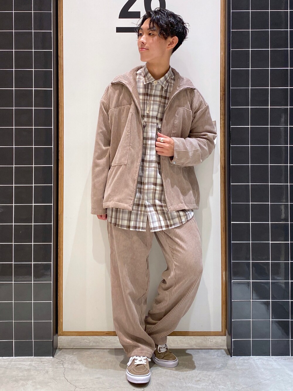 「セットアップ、コーデュロイ、VANS、チェックシャツ、ワントーンコーデ、コーデュロイパンツ、ワイドパンツ、ベージュコーデ、ニコアンド、ビッグシャツ、カジュアルコーデ、コーデュロイジャケット、低身長コーデ、niko and ...、秋コーデ」｜「niko and...の[セットアップ対応]コーデュロイZIPアップブルゾン（ブルゾン、ベージュ系）」を使った、ぜっきーさん（メンズ・165cm）の秋コーディネートの1枚目の写真