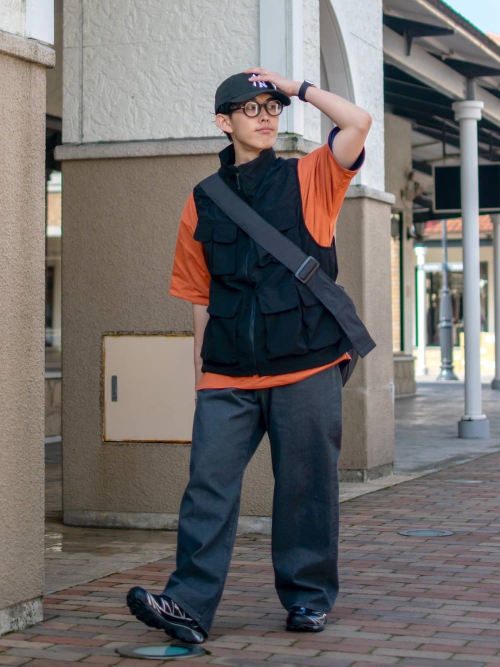 「低身長、低身長コーデ、niko and ...、ニコアンド、ベスト、Tシャツ、オレンジ、ワイドパンツ、デニム、ブラックデニム、ショルダーバッグ、キャップ、モノトーン、レイヤードスタイル、スニーカー」｜「niko and...のリップストップベスト（ベスト、ブラック系）」を使った、ぜっきーさん（メンズ・165cm）の春コーディネートの1枚目の写真