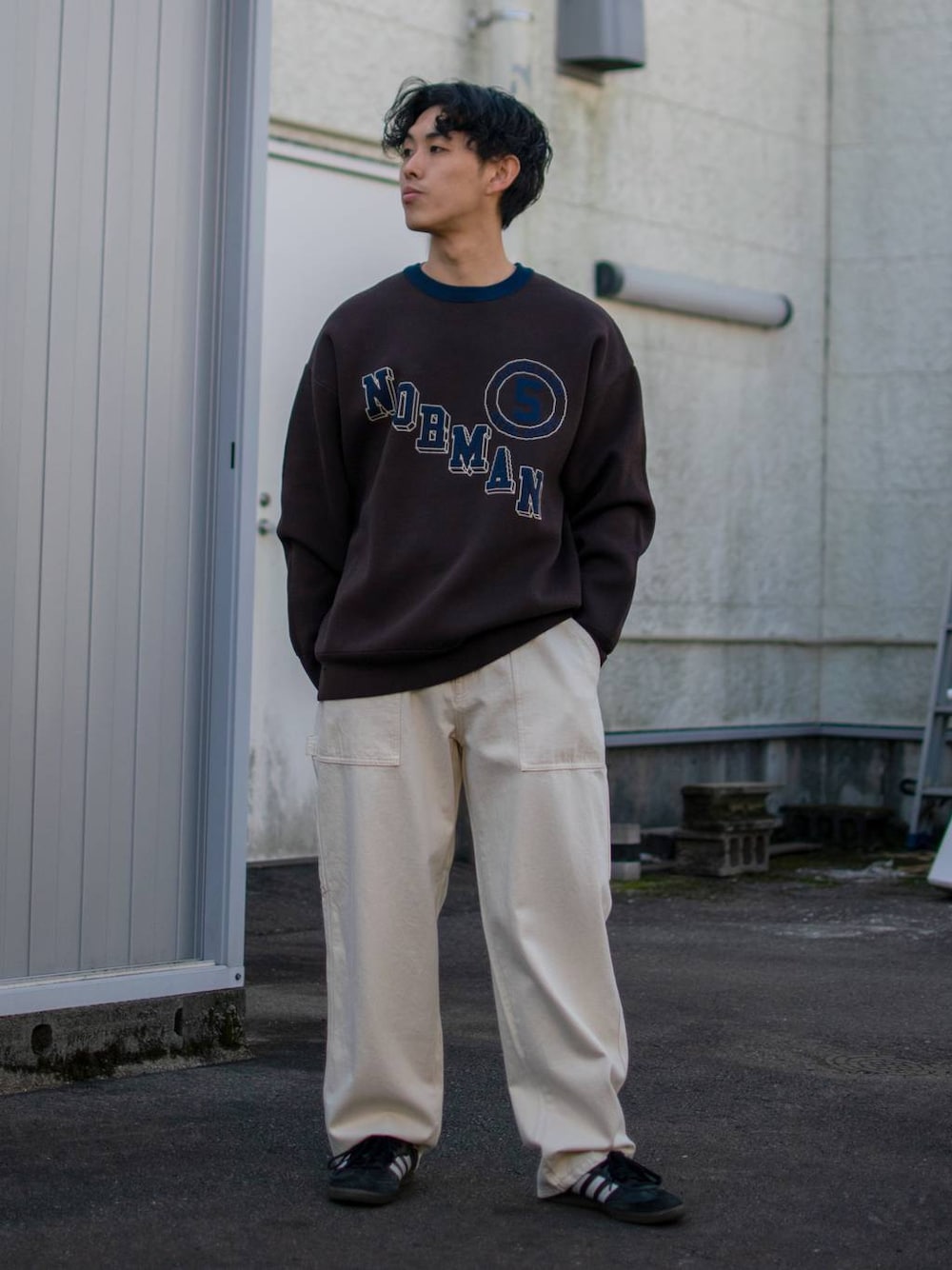 「低身長、体型カバー、ゆったり、niko and ...、ニット、ワイドパンツ、デニムパンツ、NKJコーデ_niko and ...」｜「niko and...のアソートロゴニットプルオーバー（ニット/セーター、ブラウン系）」を使った、ぜっきーさん（メンズ・165cm）の冬コーディネートの1枚目の写真