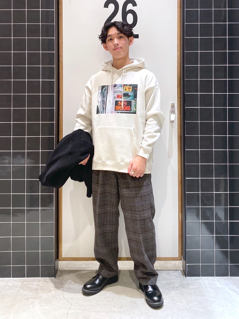 「カーディガン、ビッグシルエット、パーカー、ニットカーディガン、モノトーン、オーバーサイズ、ワイドパンツ、チェックパンツ、革靴、シンプルコーデ、ニコアンド、カジュアルコーデ、白パーカー、niko and ...、ニコアンド(niko and...)」｜「niko and...の三杢BIGVネックニットカーディガン（カーディガン/ボレロ、ブラック系）」を使った、ぜっきーさん（メンズ・165cm）の冬コーディネートの5枚目の写真