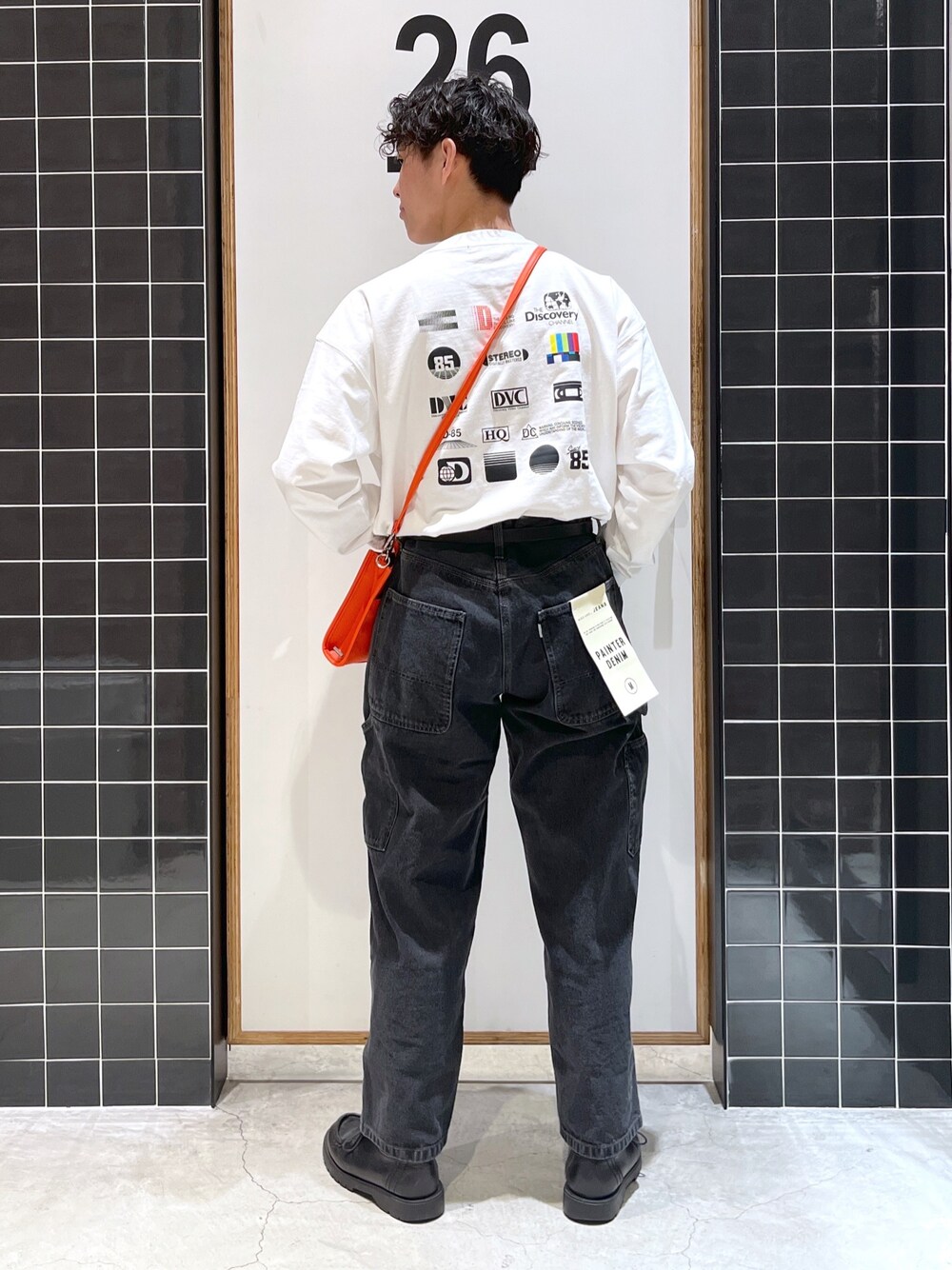 「niko and ...、ニコアンド、白Tシャツ、ロンT、ロゴT、バックプリント、タックイン、ワイドパンツ、ワイドデニム、ペインターパンツ、革靴、KLEMAN、ショルダーバッグ、オレンジ、低身長コーデ」｜「niko and...のディスカバリーチャンネルロンT（Tシャツ/カットソー、ホワイト系）」を使った、ぜっきーさん（メンズ・165cm）の冬コーディネートの4枚目の写真