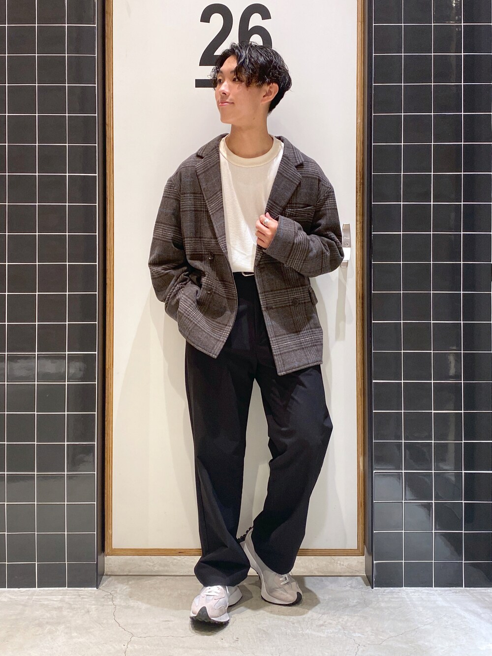「テーラードジャケット、チノパン、New Balance、オーバーサイズ、ワイドパンツ、タックイン、きれいめカジュアル、チェックジャケット、ダブルジャケット、ニコアンド、モノトーンコーデ、厚底スニーカー、低身長コーデ、niko and ...、ワッフルカットソー」｜「niko and...の[セットアップ対応]エターミンダブルジャケット（テーラードジャケット、グレー系）」を使った、ぜっきーさん（メンズ・165cm）の秋コーディネートの1枚目の写真