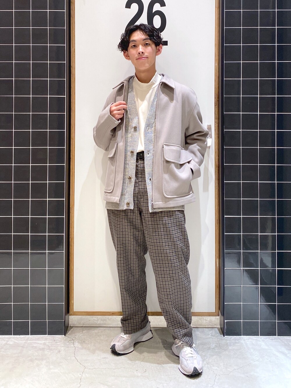 「ブルゾン、カーディガン、ワントーンコーデ、New Balance、ハイネック、レイヤードスタイル、ワイドパンツ、チェックパンツ、タックイン、厚底シューズ、きれいめカジュアル、ニコアンド、低身長コーデ、niko and ...、ニコアンド(niko and...)」|「niko and...のウーリーテックZIPアップブルゾン(ブルゾン、ホワイト系)」を使った、ぜっきーさん(メンズ・165cm)の冬コーディネートの2枚目の写真