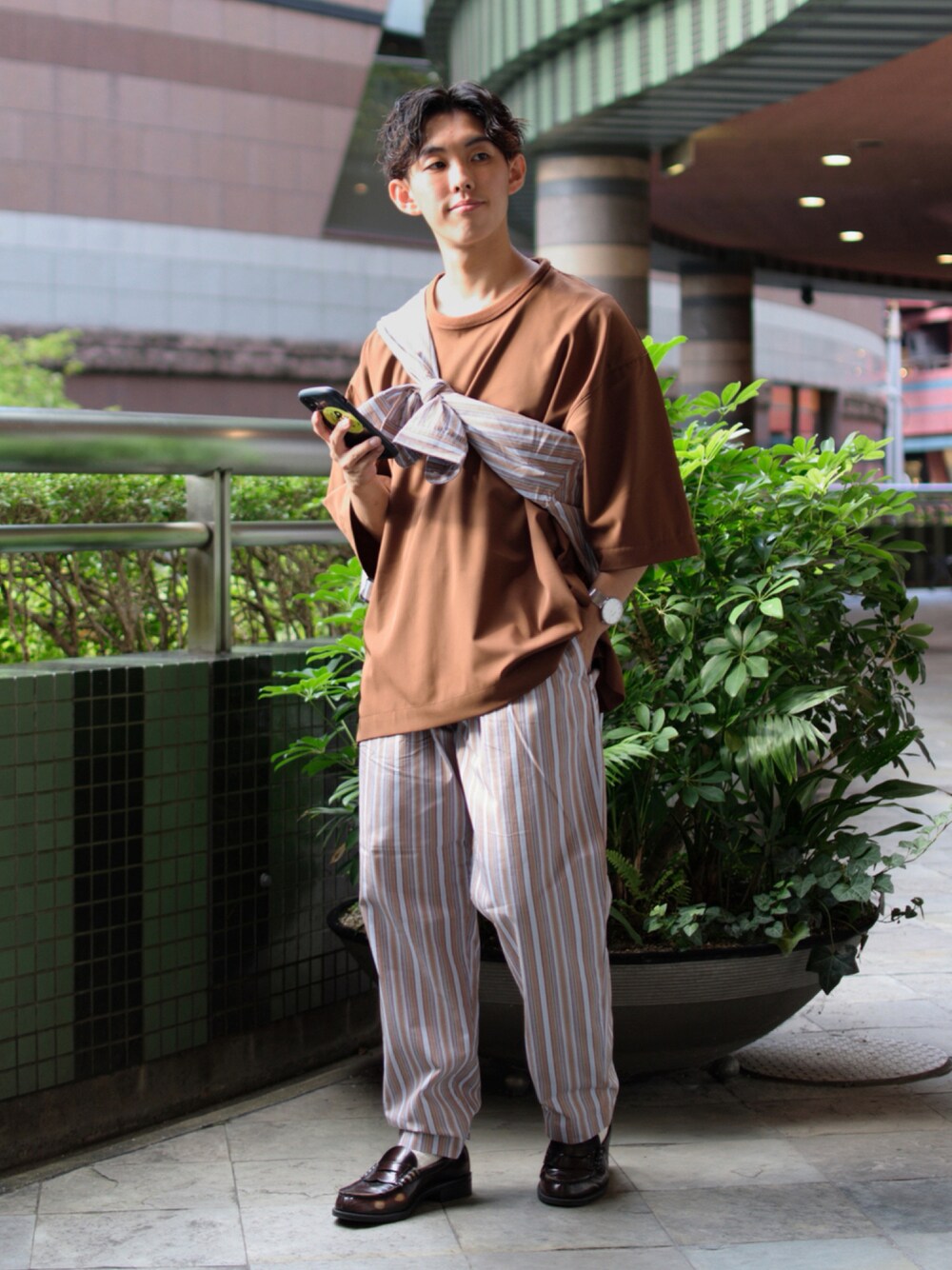 「niko and ...、ニコアンド、KEITA MARUYAMA、セットアップ、ストライプシャツ、ストライプパンツ、ビッグシャツ、たすき掛け、ビッグT、ワイドパンツ、ローファー、革靴、きれいめカジュアル、オーバーサイズ、シンプル」｜「niko and...の[速乾・イージーケア]ファンクションスリット布帛Tシャツ（Tシャツ/カットソー、ブラウン系）」を使った、ぜっきーさん（メンズ・165cm）の夏コーディネートの1枚目の写真