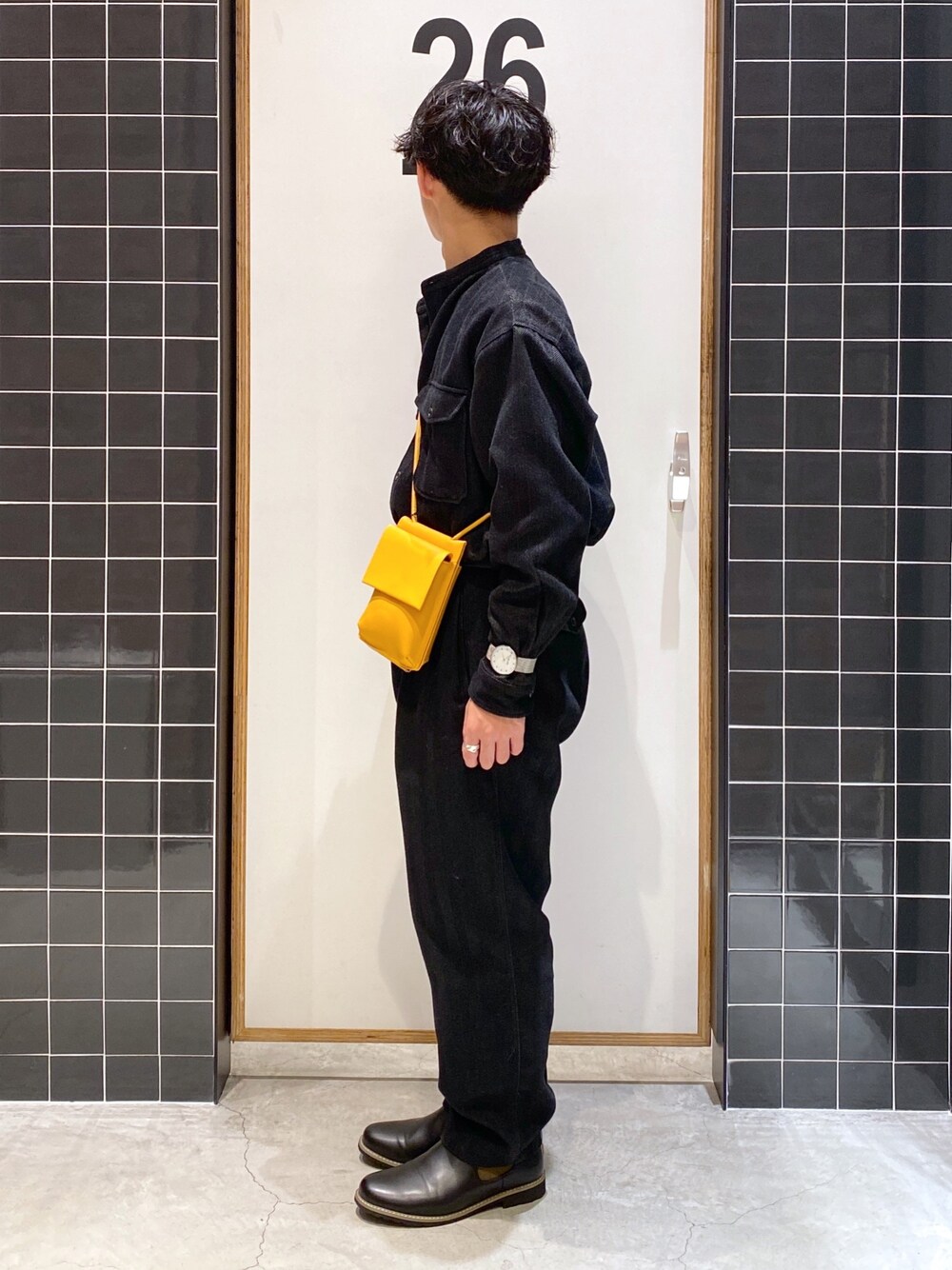 「niko and ...、ニコアンド、ニコアンド(niko and...)、セットアップ、タックイン、ノーカラーシャツ、バンドカラーシャツ、CPOシャツ、ワイドパンツ、テーパードパンツ、サイドゴアブーツ、革靴、ショルダーバッグ、低身長コーデ、ブラック」｜「niko and...の[セットアップ対応]ヘリンボーンバンドシャツ（シャツ/ブラウス、グレー系）」を使った、ぜっきーさん（メンズ・165cm）の冬コーディネートの3枚目の写真
