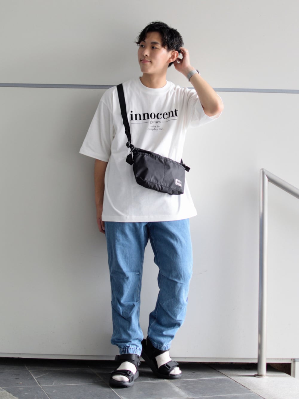 「niko and ...、ニコアンド、ロゴT、夏だ！Tシャツ着よう！、デニム、スポーツサンダル、ショルダーバッグ、シンプル、夏コーデ、カジュアルコーデ」｜「niko and...のアソートロゴプリントＴシャツ（Tシャツ/カットソー、ホワイト系）」を使った、ぜっきーさん（メンズ・165cm）の夏コーディネートの1枚目の写真