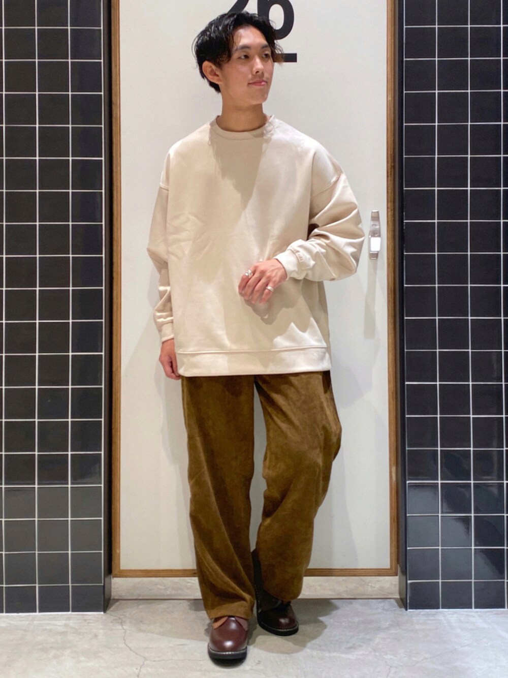 「ビッグシルエット、コーデュロイ、ワントーンコーデ、ベージュ、スエード、コーデュロイパンツ、ワイドパンツ、ブラウン、革靴、スウェード、きれいめカジュアル、ニコアンド、低身長コーデ、niko and ...、秋コーデ」｜「niko and...のツイルフェイクスウェードポンチプルオーバー（スウェット、ホワイト系）」を使った、ぜっきーさん（メンズ・165cm）の秋コーディネートの1枚目の写真