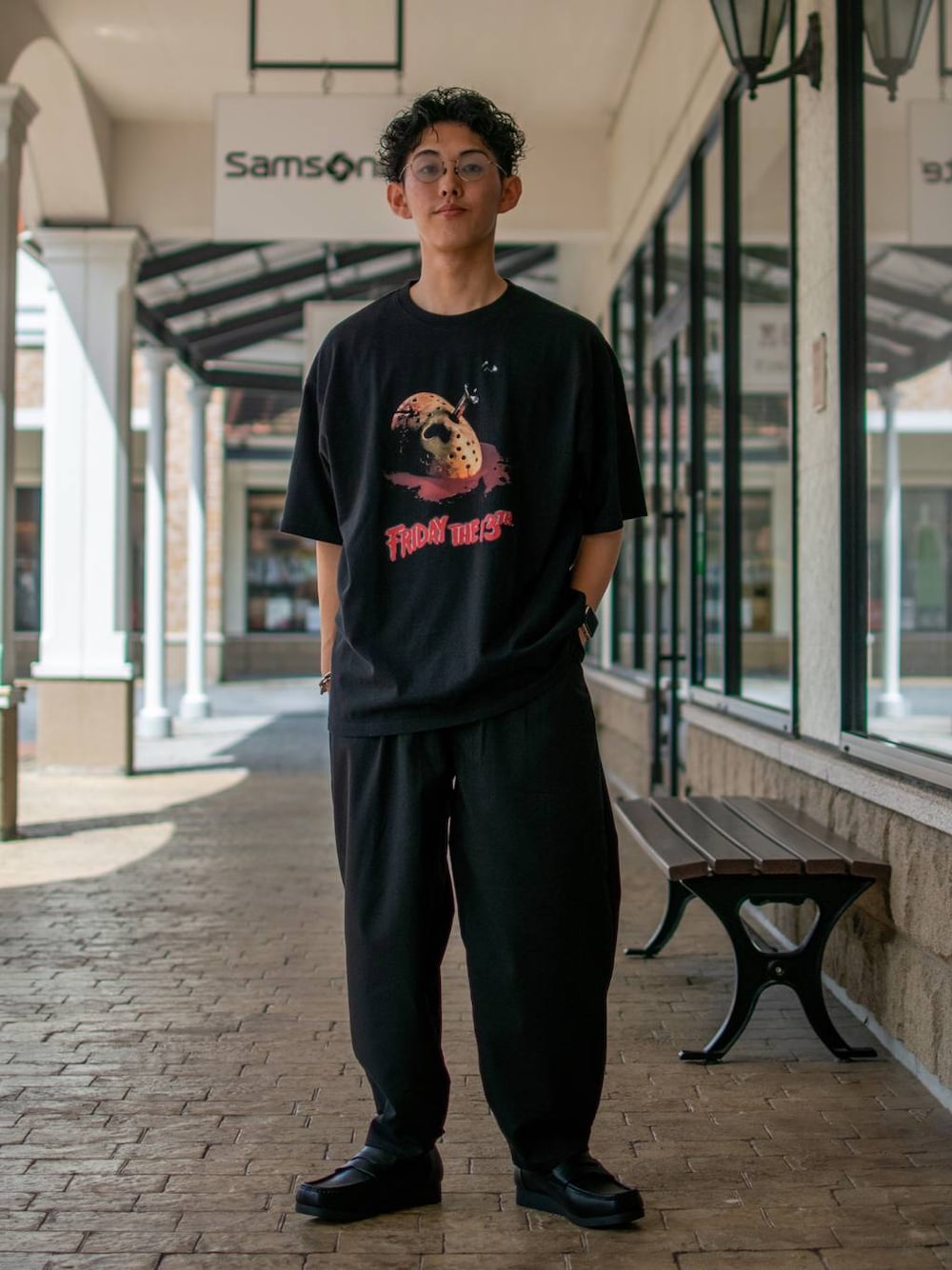 「低身長、低身長コーデ、niko and ...、ニコアンド、Tシャツ、ワイドパンツ、スラックス、シンプル、ブラックコーデ、オールブラック」｜「niko and...の【13日の金曜日】コラボアソートプリントT（Tシャツ/カットソー、ブラック系）」を使った、ぜっきーさん（メンズ・165cm）の夏コーディネートの1枚目の写真