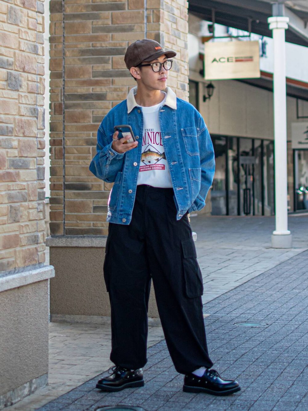「低身長、低身長コーデ、niko and...、ニコアンド、重ね着ベストシーズン、WEARyouthコーデ、デニム、カバーオール、ロンT、ワイドパンツ、カーゴパンツ、キャップ」｜「niko and...の［niko and ...JEANS 2023AW］デニムショートカバーオール（カバーオール、ブルー系）」を使った、ぜっきーさん（メンズ・165cm）の秋コーディネートの1枚目の写真