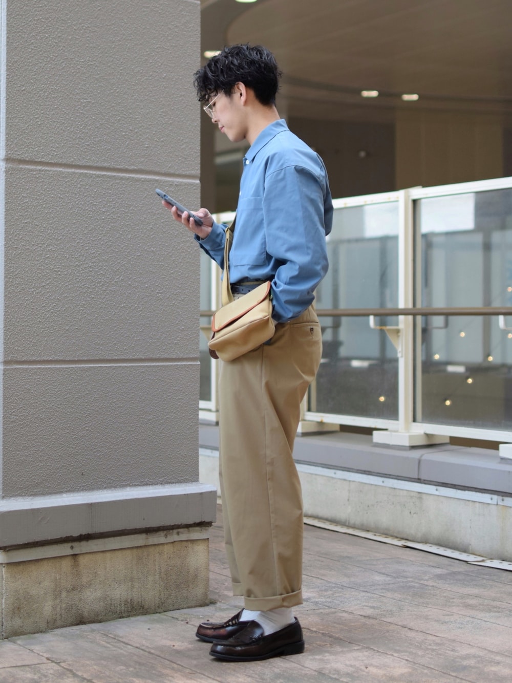 「niko and ...、ニコアンド、春コーデ、パステル映える春、ブルーシャツ、シャツスタイル、ワイドパンツ、スラックス、ベージュパンツ、ローファー、革靴、きれいめカジュアル、タックイン、ショルダーバッグ、低身長コーデ」｜「niko and...のマイクロピーチスキンシャツ（シャツ/ブラウス、ブルー系）」を使った、ぜっきーさん（メンズ・165cm）の春コーディネートの2枚目の写真
