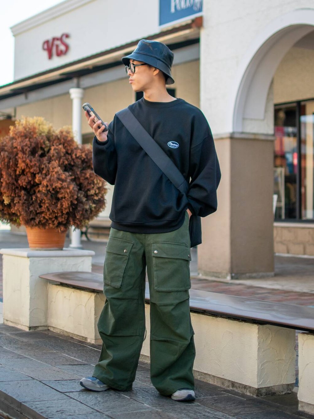 「niko and...、ニコアンド、低身長、低身長コーデ、ファッションを楽しもう、WEARyouthコーデ、ビッグシルエット、スウェット、ロゴスウェット、ワイドパンツ、カーゴパンツ、ショルダーバッグ、バケットハット、秋コーデ、スニーカー」｜「niko and...のラージナイロンショルダーバッグ（ショルダーバッグ、ブラック系）」を使った、ぜっきーさん（メンズ・165cm）の秋コーディネートの1枚目の写真