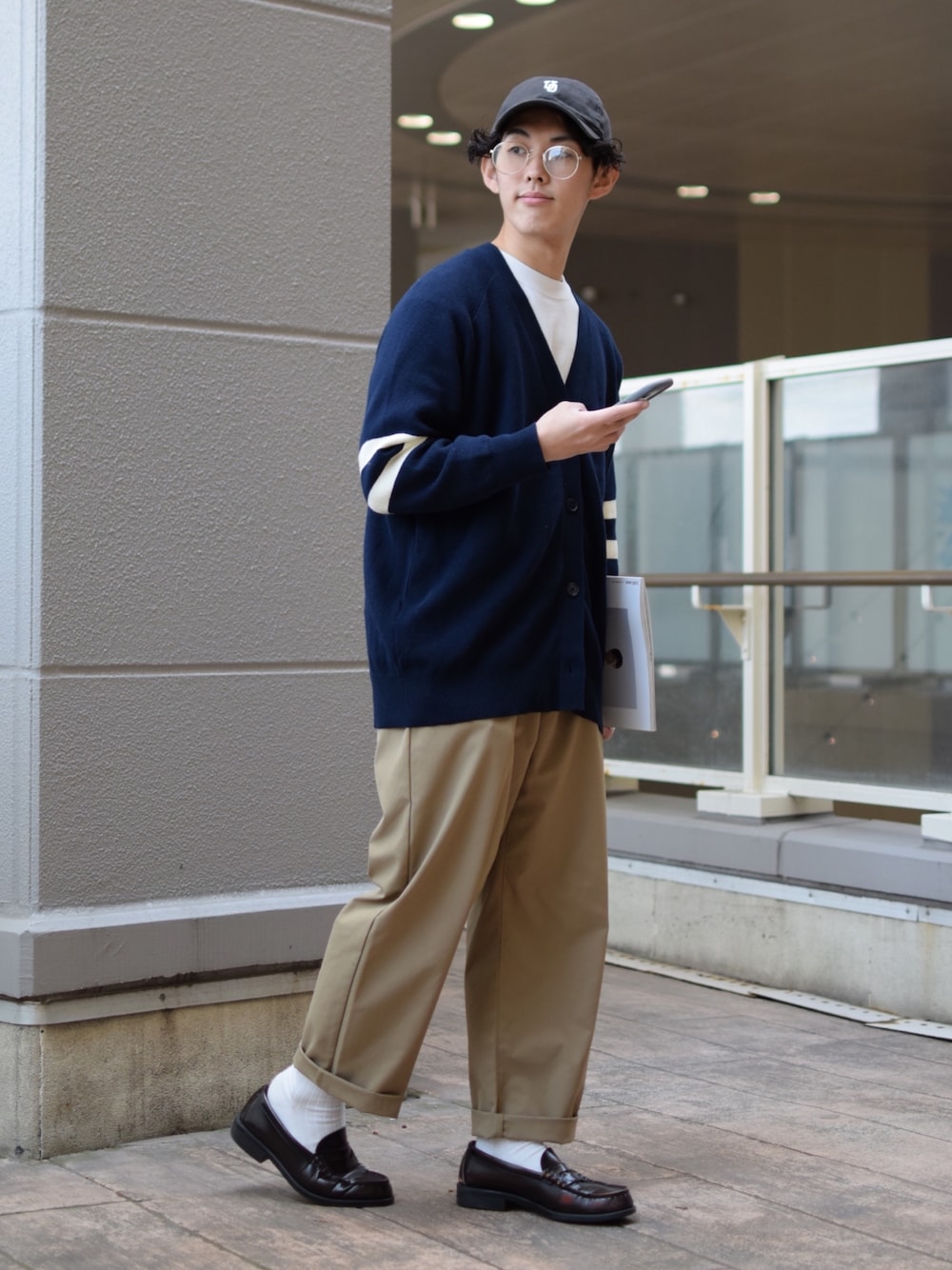 「niko and ...、ニコアンド、春ニット、ネイビーニット、カーディガン、春コーデ、ワイドパンツ、ベージュパンツ、革靴、ローファー、レイヤードスタイル、ビッグシルエット、キャップ、きれいめカジュアル、低身長コーデ」｜「UNIVERSAL OVERALLの【UNIVERSAL OVERALL】別注ウォッシュドコットンローキャップ（キャップ、グレー系）」を使った、ぜっきーさん（メンズ・165cm）の春コーディネートの2枚目の写真