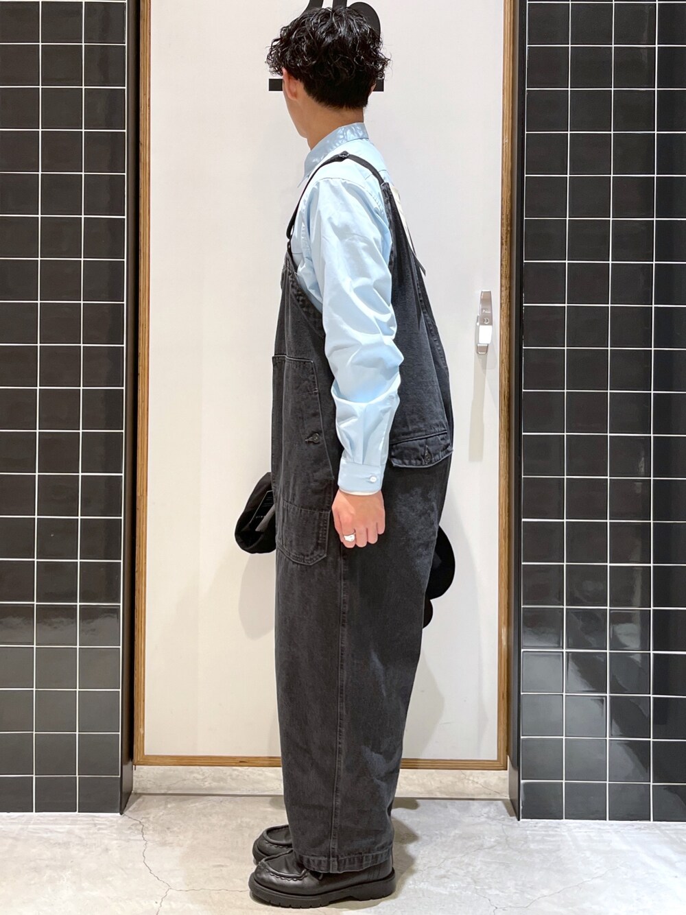 「niko and ...、ニコアンド、NUMERALS、ブルー、シャツスタイル、ビッグシャツ、オーバーオール、デニム、デニムオーバーオール、革靴、KLEMAN、低身長コーデ、きれいめカジュアル、淡色コーデ、春コーデ」｜「NUMERALSの[NUMERALS]ストレッチベーシックシャツ（シャツ/ブラウス、ブルー系）」を使った、ぜっきーさん（メンズ・165cm）の冬コーディネートの3枚目の写真