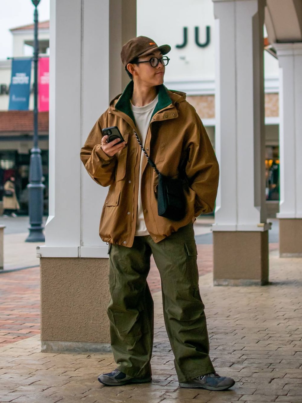 「低身長、低身長コーデ、niko and ...、ニコアンド、冬を彩る色いろコーデ、WEARyouthコーデ、お出かけコーデ、冬コーデ、マウンテンパーカー、ワイドパンツ、カーゴパンツ、ショルダーバッグ、キャップ、コーデュロイ、アースカラー」｜「niko and...のパラコードミニショルダー（ショルダーバッグ、ブラック系）」を使った、ぜっきーさん（メンズ・165cm）の冬コーディネートの1枚目の写真