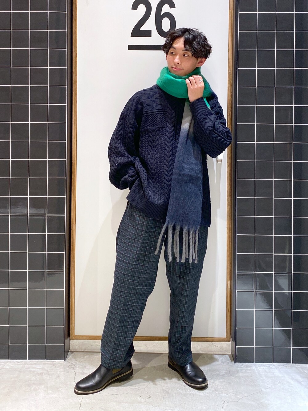 「niko and ...、ニコアンド、ビッグシルエット、ニット、ケーブルニット、ワイドパンツ、チェックパンツ、チェック柄に恋してる、テーパードパンツ、サイドゴアブーツ、ボリュームマフラー、マフラー、低身長コーデ、ゆるコーデ、冬コーデ」｜「niko and...のサイドゴアブーツ（ブーツ、ブラック系）」を使った、ぜっきーさん（メンズ・165cm）の冬コーディネートの3枚目の写真