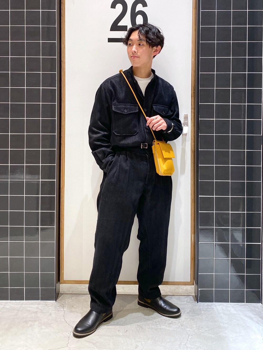 「niko and ...、ニコアンド、ニコアンド(niko and...)、セットアップ、タックイン、ノーカラーシャツ、バンドカラーシャツ、CPOシャツ、ワイドパンツ、テーパードパンツ、サイドゴアブーツ、革靴、ショルダーバッグ、低身長コーデ、ブラック」｜「niko and...の[セットアップ対応]ヘリンボーンバンドシャツ（シャツ/ブラウス、グレー系）」を使った、ぜっきーさん（メンズ・165cm）の冬コーディネートの5枚目の写真