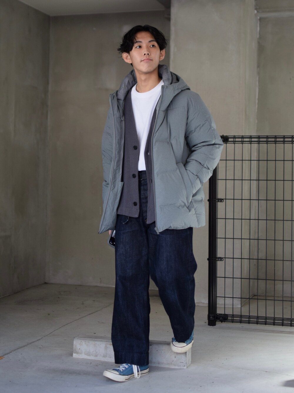 「UNIQLO、ダウンジャケット、CONFECT、カーディガン、白Tシャツ、MHL.、ワイドパンツ、デニム、ワイドデニム、converse、ワントーンコーデ、タックイン、あったかコーデ、低身長コーデ、ブルーコーデ」｜「UNIQLOのアイテム（ダウンジャケット/コート、グレー系）」を使った、ぜっきーさん（メンズ・165cm）の冬コーディネートの4枚目の写真