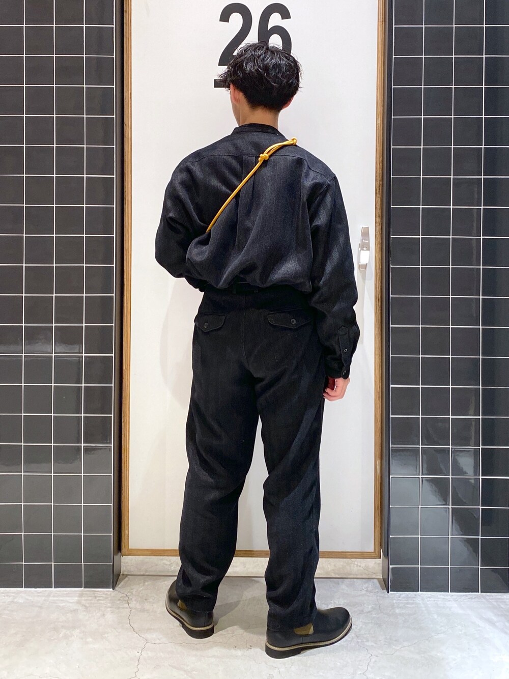 「niko and ...、ニコアンド、ニコアンド(niko and...)、セットアップ、タックイン、ノーカラーシャツ、バンドカラーシャツ、CPOシャツ、ワイドパンツ、テーパードパンツ、サイドゴアブーツ、革靴、ショルダーバッグ、低身長コーデ、ブラック」｜「niko and...の[セットアップ対応]ヘリンボーンバンドシャツ（シャツ/ブラウス、グレー系）」を使った、ぜっきーさん（メンズ・165cm）の冬コーディネートの4枚目の写真