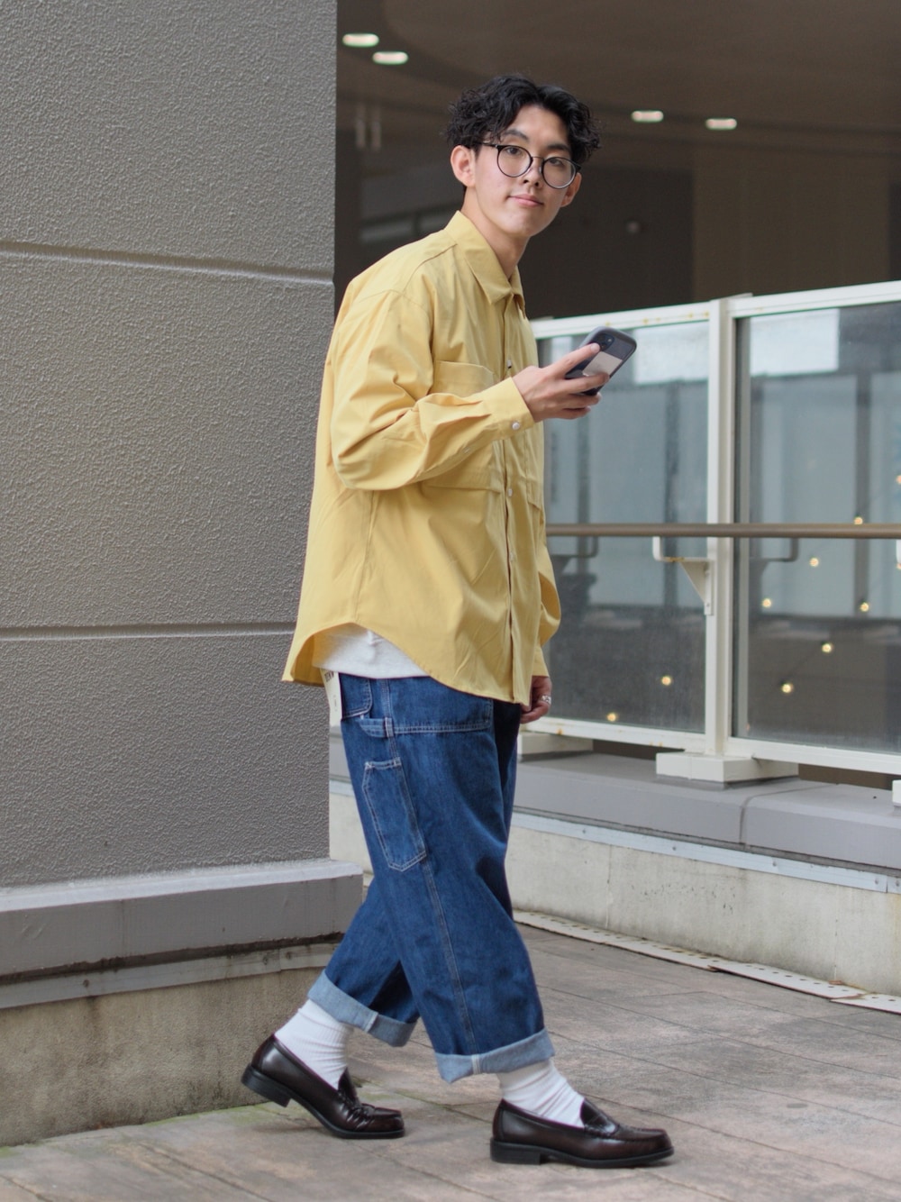 「ごきげんウィーク、春夏コーデ、ビッグシルエット、きれいめカジュアル、カラー×コーデ、イエロー、黄色シャツ、シャツスタイル、ワイドデニム、ワイドパンツ、デニムパンツ、革靴、ローファー、休日スタイル、低身長コーデ」｜「niko and...のマイクロピーチスキンシャツ（シャツ/ブラウス、イエロー系）」を使った、ぜっきーさん（メンズ・165cm）の春コーディネートの1枚目の写真