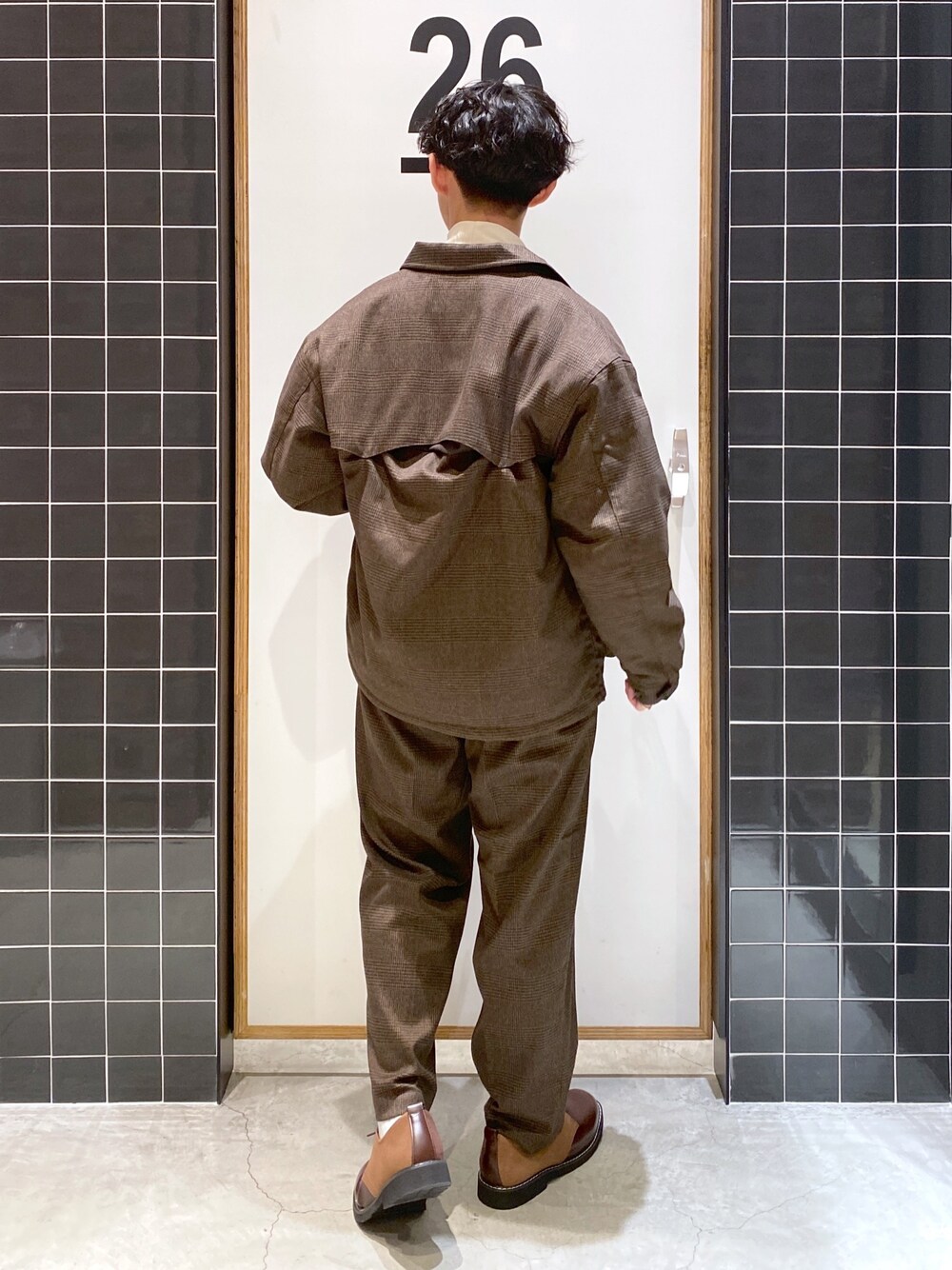 「チェック、ブルゾン、セットアップ、ハイネック、ワイドパンツ、チェックパンツ、革靴、タックイン、きれいめカジュアル、ニコアンド、低身長コーデ、niko and ...、ニコアンド(niko and...)、モックネック、チェック柄に恋してる」｜「niko and...のピーチPEモックネックプルオーバー（Tシャツ/カットソー、ベージュ系）」を使った、ぜっきーさん（メンズ・165cm）の秋コーディネートの4枚目の写真