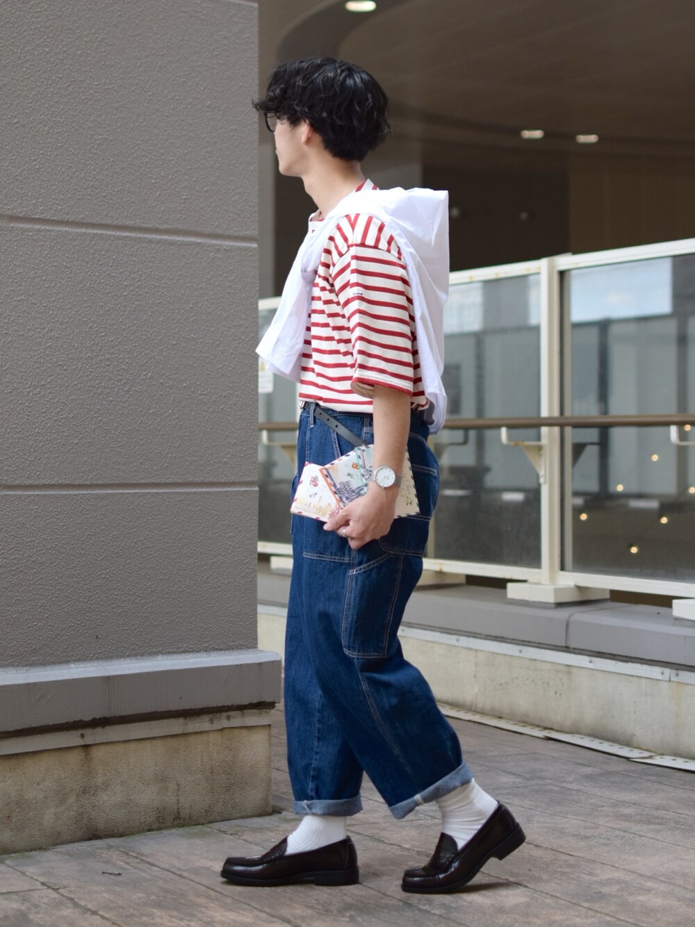 「niko and ...、ニコアンド、ビッグシルエット、春夏コーデ、orcival、ボーダートップス、肩掛け、白シャツ、ワイドパンツ、ワイドデニム、ペインターパンツ、タックイン、ローファー、革靴、低身長コーデ」｜「ORCIVALの【ORCIVAL(オーシバル)】ボートネックショートスリーブTシャツ（Tシャツ/カットソー、レッド系）」を使った、ぜっきーさん（メンズ・165cm）の春コーディネートの2枚目の写真