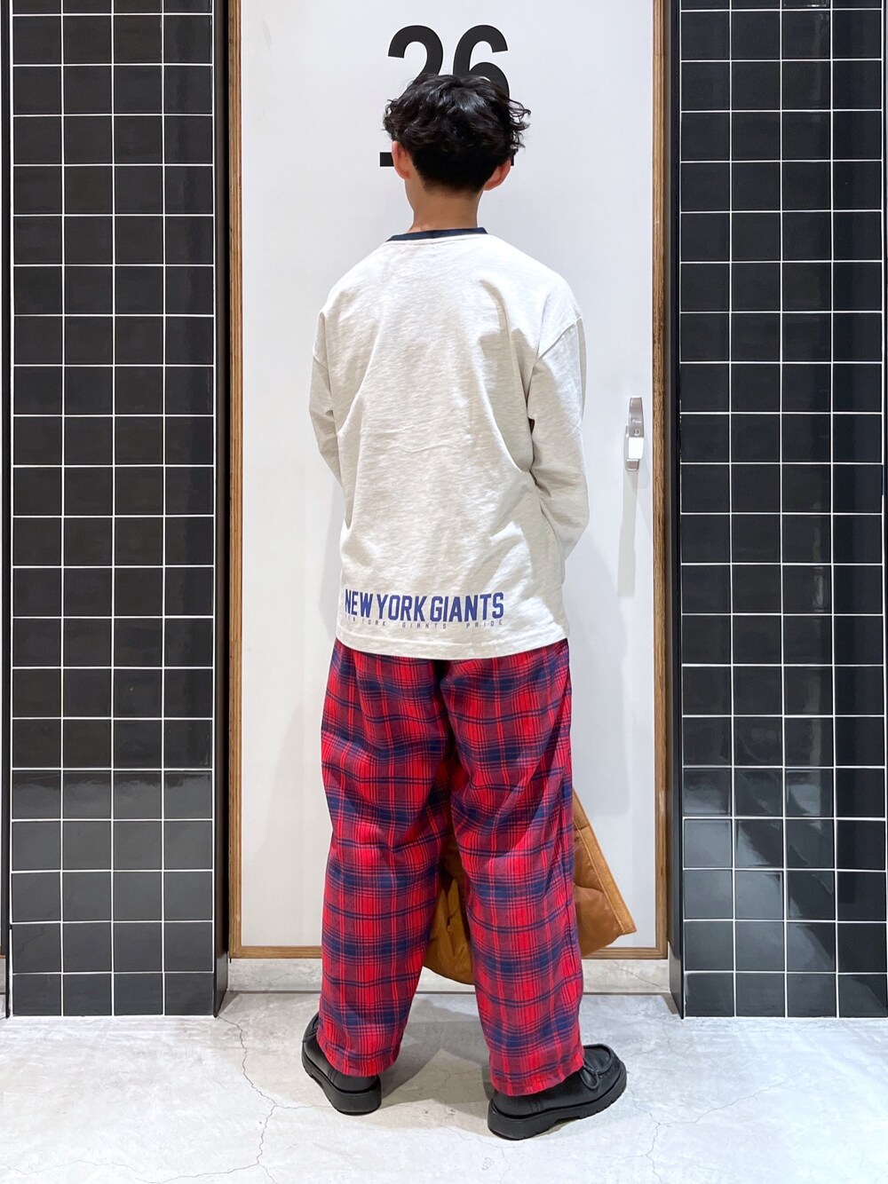 「niko and ...、ニコアンド、私の推しブランド、ロゴT、ロンT、ワイドパンツ、チェックパンツ、チェック柄に恋してる、トートバッグ、カジュアルコーデ、春コーデ、低身長コーデ、シンプルコーデ、NFL、ゆるコーデ」｜「NFLの【NFL×niko and ...】コラボロンＴ（Tシャツ/カットソー、グレー系）」を使った、ぜっきーさん（メンズ・165cm）の冬コーディネートの4枚目の写真
