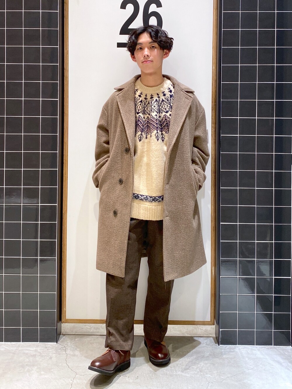 「niko and ...、ニコアンド、チェスターコート、ノルディック柄、白ニット、ニット、ワイドパンツ、チェックパンツ、スラックス、革靴、低身長コーデ、シンプルコーデ、チェック柄に恋してる、ロングコート、クリスマス」｜「niko and...のPEネップ起毛コート（チェスターコート、その他）」を使った、ぜっきーさん（メンズ・165cm）の冬コーディネートの2枚目の写真
