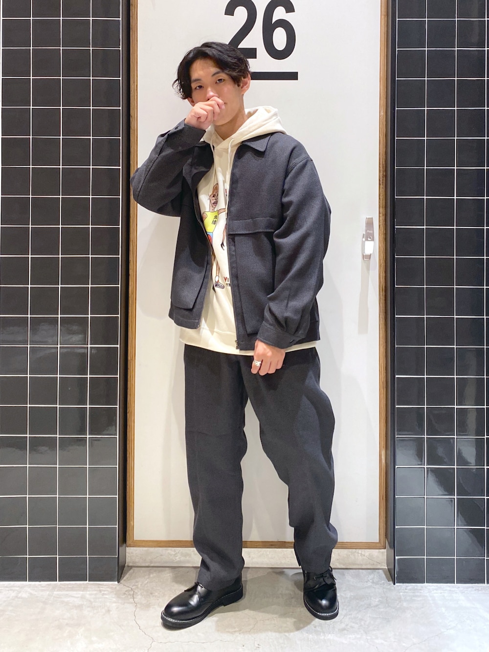 「ブルゾン、セットアップ、パーカー、オーバーサイズ、ワイドパンツ、革靴、きれいめカジュアル、クライミングパンツ、ドリズラージャケット、ニコアンド、低身長コーデ、白パーカー、niko and ...、デザイントップス、秋コーデ」｜「niko and...のスマートテックショートブルゾン（その他アウター、グレー系）」を使った、ぜっきーさん（メンズ・165cm）の秋コーディネートの1枚目の写真