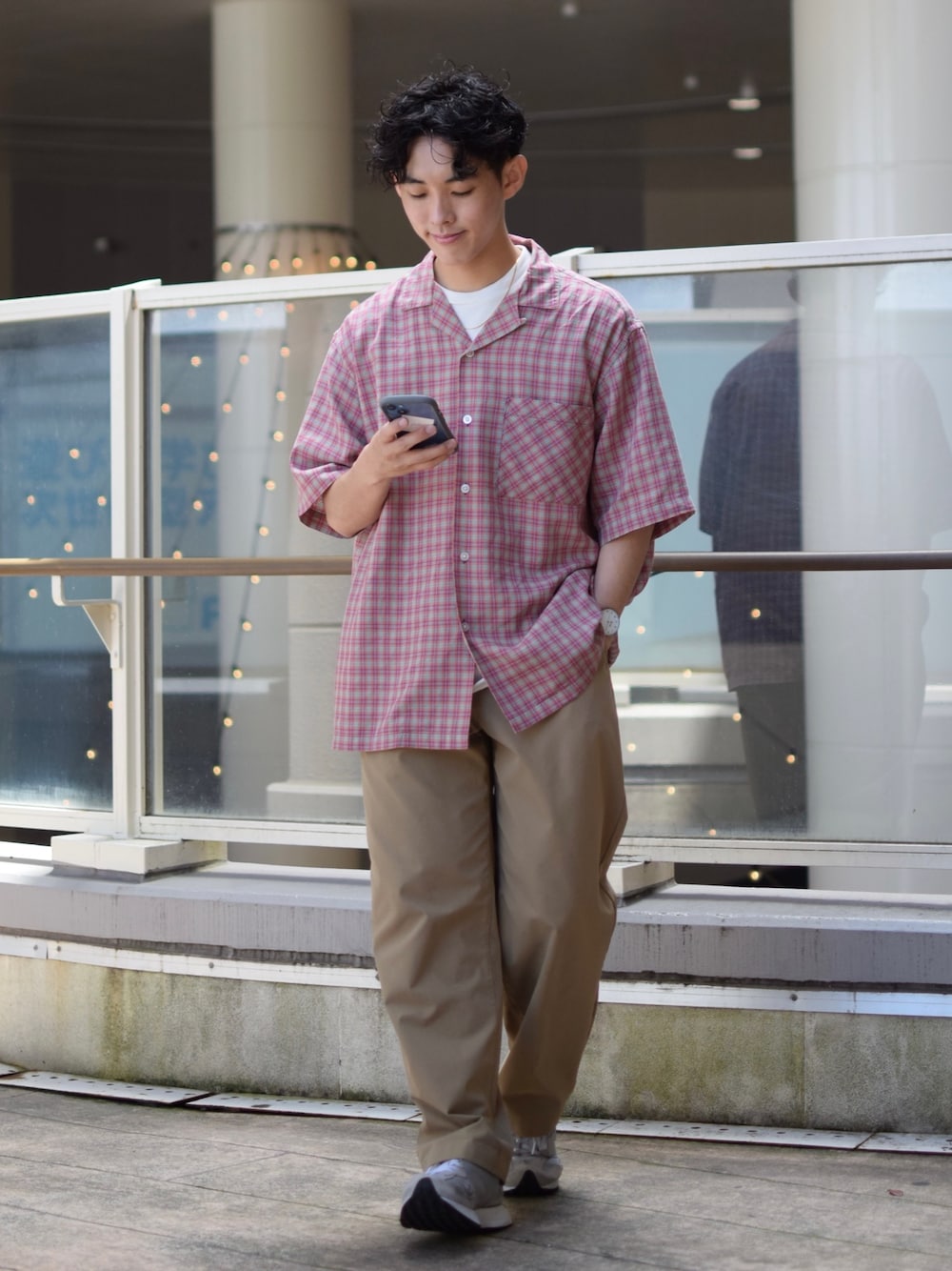 「niko and ...、ニコアンド、オープンカラーシャツ、チェック、チェックシャツ、ワイドパンツ、ベージュパンツ、厚底シューズ、New Balance、ネックレス、hype、ビッグシルエット、オーバーサイズ、夏コーデ、低身長コーデ」｜「niko and...の[速乾・ストレッチ]ピケタックパンツ（チノパンツ、ベージュ系）」を使った、ぜっきーさん（メンズ・165cm）の春コーディネートの1枚目の写真