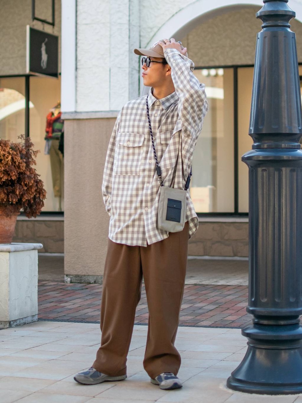 「低身長、低身長コーデ、niko and...、ニコアンド、ファッションを楽しもう、WEARyouthコーデ、シャツ、チェックシャツ、ワイドパンツ、スラックス、キャップ、ショルダーバッグ、ビッグシルエット、ブラウン、きれいめカジュアル」｜「niko and...のパラコードミニショルダー（ショルダーバッグ、グレー系）」を使った、ぜっきーさん（メンズ・165cm）の秋コーディネートの1枚目の写真
