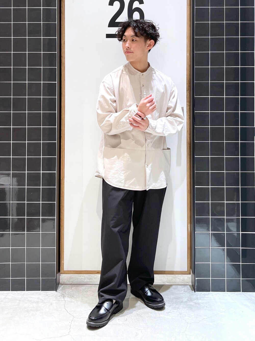 「niko and ...、ニコアンド、シンプルコーデ、シャツスタイル、ノーカラーシャツ、ロングシャツ、スラックス、ワイドパンツ、黒パンツ、ローファー、革靴、春コーデ、低身長コーデ、きれいめカジュアル、ビッグシルエット」｜「niko and...のコットンツイルバンドカラーシャツ（シャツ/ブラウス、ベージュ系）」を使った、ぜっきーさん（メンズ・165cm）の春コーディネートの1枚目の写真