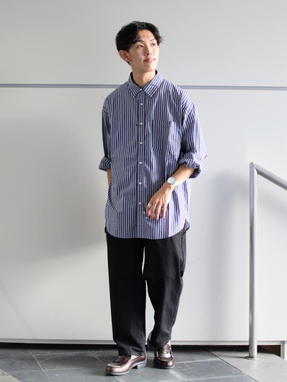 「niko and ...、ニコアンド、ストライプシャツ、ビッグシャツ、ワイドパンツ、デニム、ワイドデニム、ブラックデニム、テーパードデニム、革靴、ローファー、きれいめカジュアル、シンプルコーデ、ロールアップ、シャツスタイル」｜「niko and...のオーバーサイズストライプシャツ（シャツ/ブラウス、ブルー系）」を使った、ぜっきーさん（メンズ・165cm）の夏コーディネートの1枚目の写真
