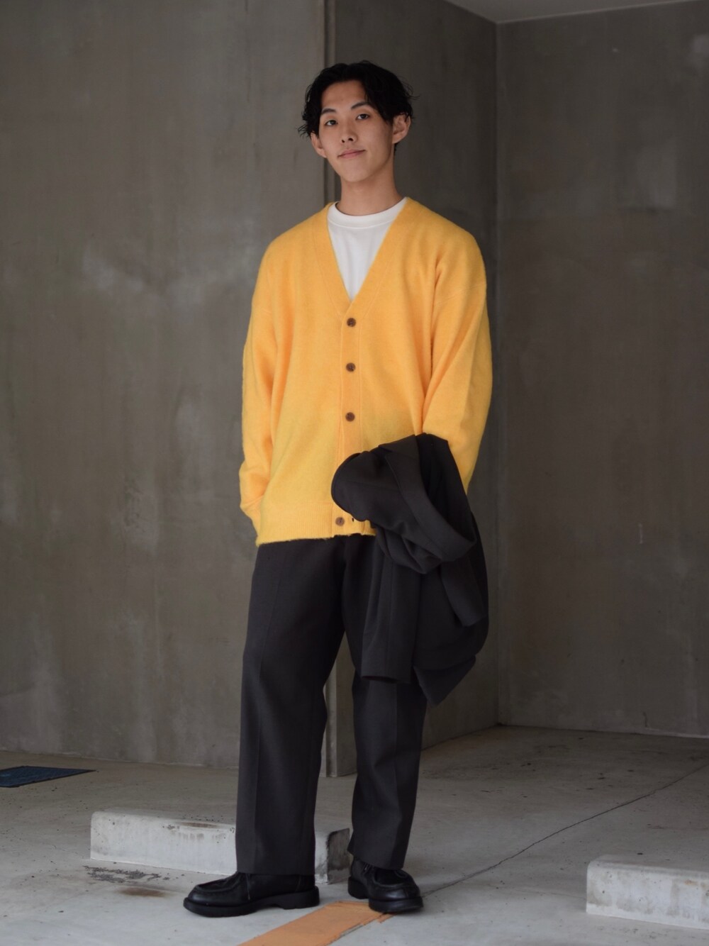 「UNIQLO、UNIQLO U、ユニクロ、セットアップ、テーラードジャケット、ジャケット、カーディガン、ニットカーディガン、カラーニット、スラックス、ワイドパンツ、テーパードパンツ、革靴、低身長コーデ、シンプルコーデ」｜「UNIQLOのテーラードジャケット セットアップ可能（その他アウター、グレー系）」を使った、ぜっきーさん（メンズ・165cm）の冬コーディネートの5枚目の写真