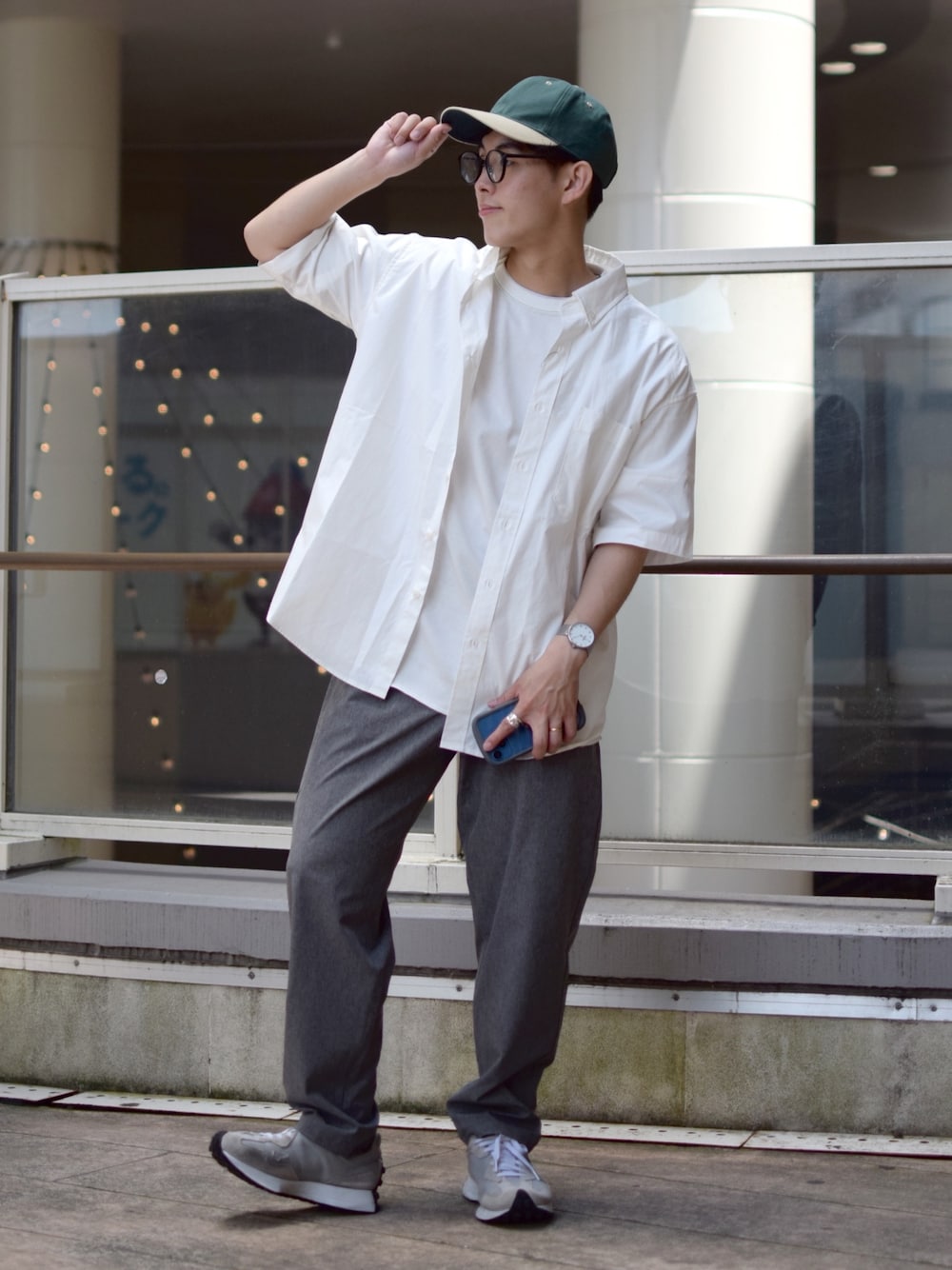 「FUDGEBOYのトラッドスタイル、niko and ...、ニコアンド、半袖シャツ、白シャツ、白Tシャツ、テーパードパンツ、ワイドパンツ、スラックス、きれいめカジュアル、キャップ、New Balance、厚底シューズ、夏コーデ、低身長コーデ」｜「niko and...のツイルベースボールキャップ（キャップ、グリーン系）」を使った、ぜっきーさん（メンズ・165cm）の春コーディネートの1枚目の写真