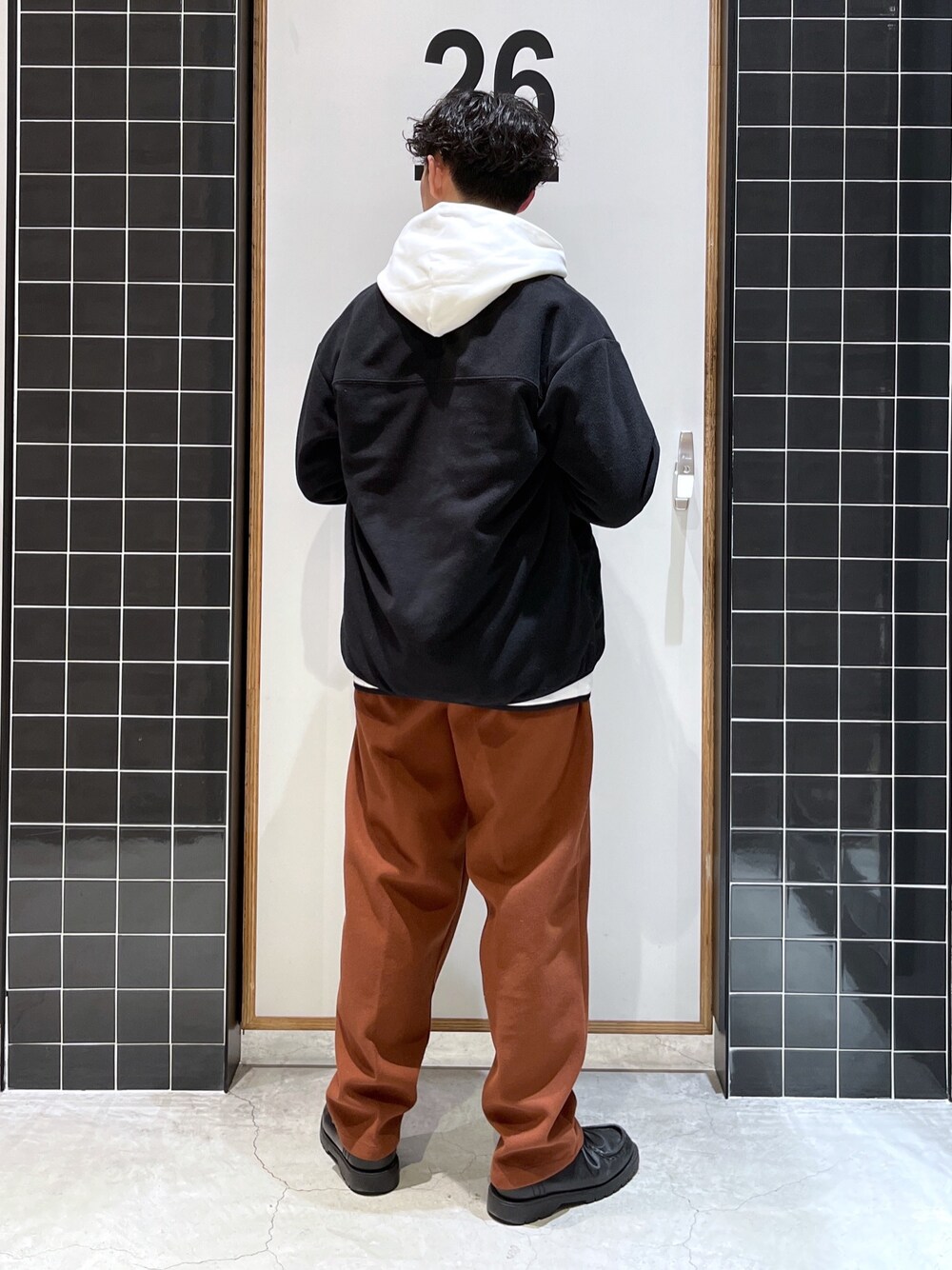 「niko and ...、ニコアンド、NUMERALS、私の推しブランド、フリース、フリースジャケット、パーカー、白パーカー、ワイドパンツ、テーパードパンツ、KLEMAN、革靴、冬コーデ、あったかコーデ、低身長コーデ」｜「NUMERALSの[NUMERALS]フリースリバーシブルジャケット（ブルゾン、ブラック系）」を使った、ぜっきーさん（メンズ・165cm）の冬コーディネートの3枚目の写真