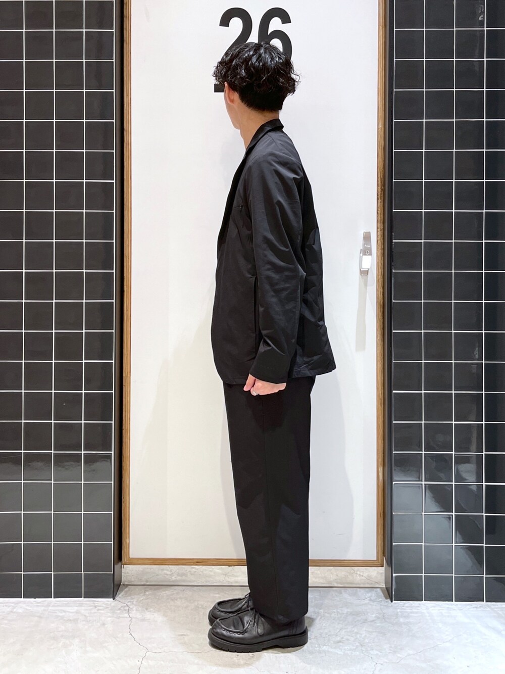 「niko and ...、ニコアンド、NUMERALS、セットアップ、モノトーン、タックイン、テーラードジャケット、白Tシャツ、ロンT、ワイドパンツ、テーパードパンツ、革靴、KLEMAN、低身長コーデ、キレイめ」｜「NUMERALSの[NUMERALS]ストレッチベーシックジャケット[セットアップ対応]（テーラードジャケット、ブラック系）」を使った、ぜっきーさん（メンズ・165cm）の冬コーディネートの3枚目の写真