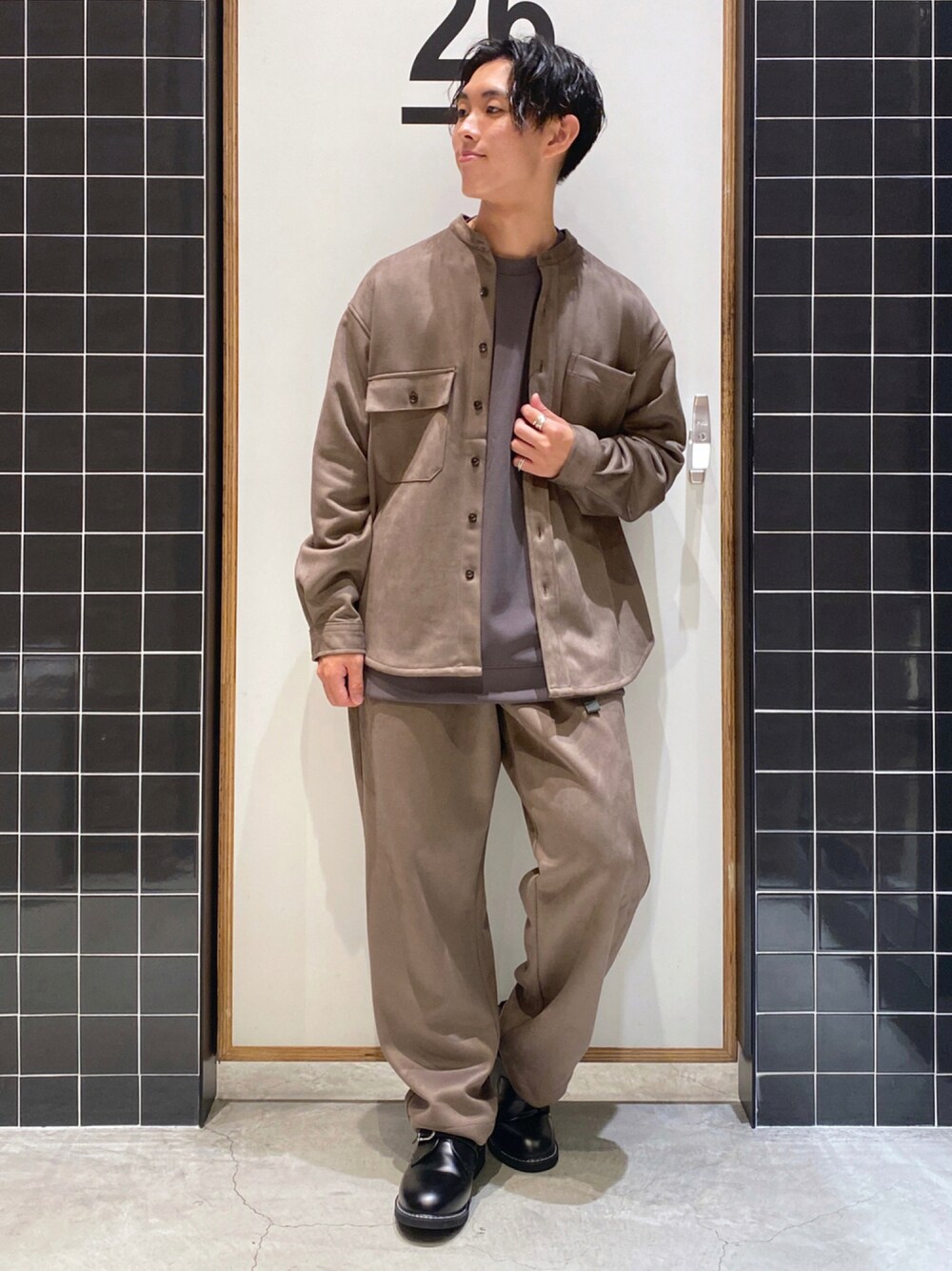 「テーパードパンツ、セットアップ、レザージャケット、スエード、ロンT、ワイドパンツ、革靴、シャツジャケット、レザーパンツ、ベージュコーデ、チャコールグレー、低身長コーデ、レザーシャツ、秋コーデ、だから秋服が好き」｜「niko and...のフェイクレザーシャツアウター（ノーカラージャケット、ベージュ系）」を使った、ぜっきーさん（メンズ・165cm）の秋コーディネートの1枚目の写真