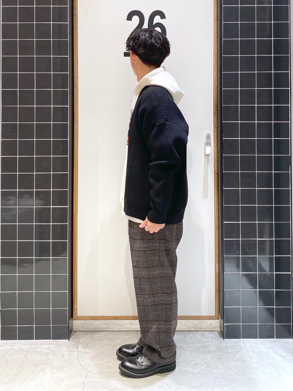 「カーディガン、ビッグシルエット、パーカー、ニットカーディガン、モノトーン、オーバーサイズ、ワイドパンツ、チェックパンツ、革靴、シンプルコーデ、ニコアンド、カジュアルコーデ、白パーカー、niko and ...、ニコアンド(niko and...)」｜「niko and...の三杢BIGVネックニットカーディガン（カーディガン/ボレロ、ブラック系）」を使った、ぜっきーさん（メンズ・165cm）の冬コーディネートの3枚目の写真