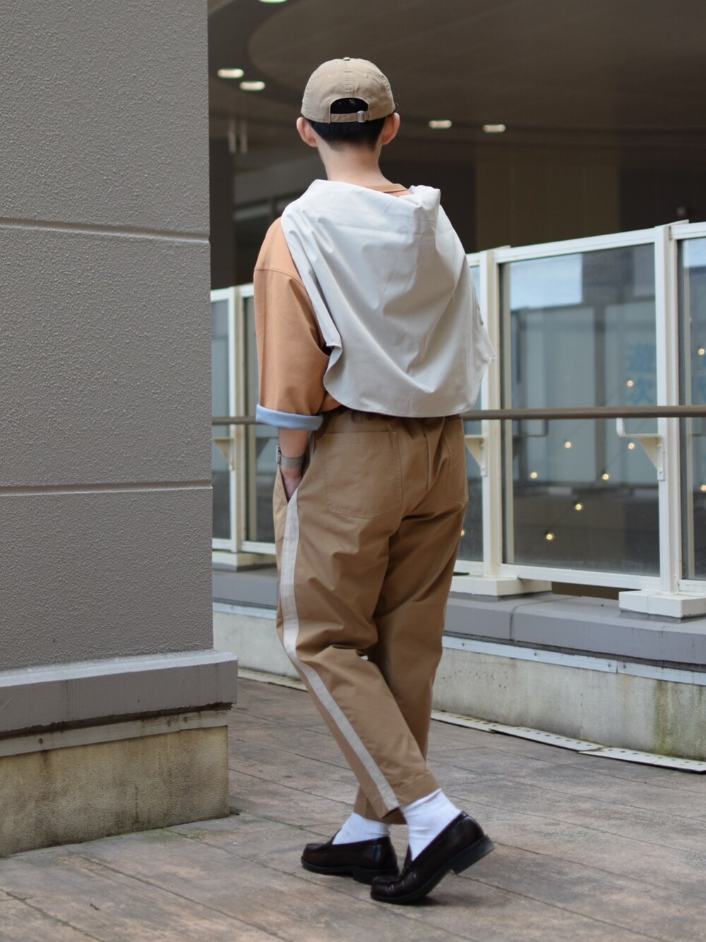 「niko and ...、ニコアンド、ビッグシルエット、7分袖、Tシャツ、タックイン、テーパードパンツ、ラインパンツ、肩掛け、革靴、ローファー、HARUTA、キャップ、NEW ERA、低身長コーデ」|「niko and...のリバーシブル7分袖プルオーバー(Tシャツ/カットソー、イエロー系)」を使った、ぜっきーさん(メンズ・165cm)の春コーディネートの4枚目の写真