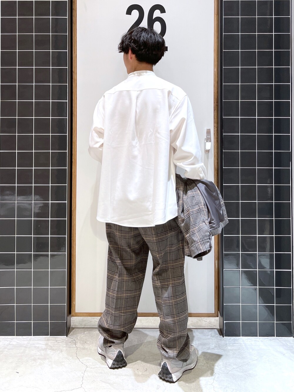 「niko and ...、ニコアンド、私の推しブランド、CPOジャケット、CPOシャツ、チェックシャツ、ノーカラーシャツ、白シャツ、チェックパンツ、スラックス、ワイドパンツ、新年一発目、セットアップ、低身長コーデ、厚底シューズ」｜「niko and...のツイルチェックCPOジャケット（ブルゾン、グレー系）」を使った、ぜっきーさん（メンズ・165cm）の冬コーディネートの5枚目の写真