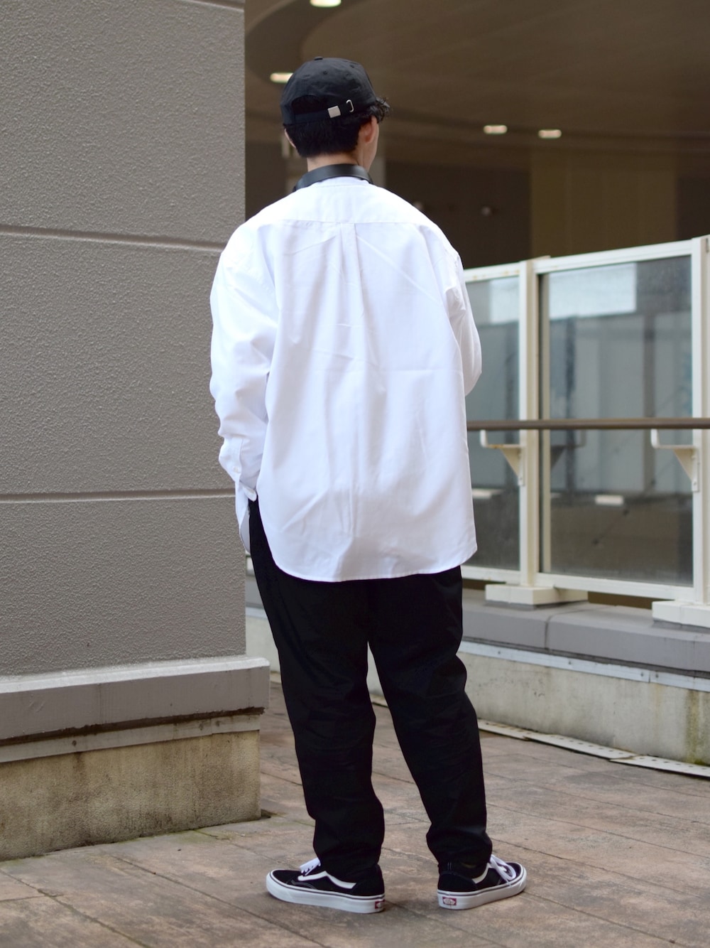 「春服みてみて、シャツスタイル、春コーデ、ビッグシルエット、ビッグシャツ、白シャツ、白Tシャツ、ワッフル、黒パンツ、テーパードパンツ、キャップ、スニーカー、カジュアルコーデ、モノトーンコーデ、低身長コーデ」｜「niko and...のオックスボタンダウンビッグシャツ（シャツ/ブラウス、ホワイト系）」を使った、ぜっきーさん（メンズ・165cm）の春コーディネートの4枚目の写真