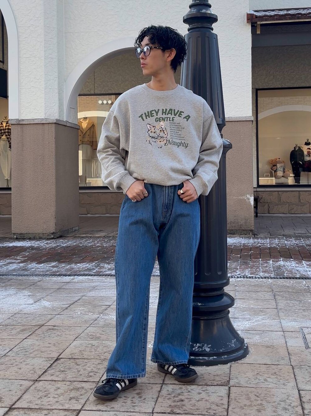 「低身長、体型カバー、ゆったり、niko and ...、スウェット、ワイドパンツ、NKJコーデ_niko and ...」｜「niko and...の【niko and ...JEANS 2025SS】ワイド5ポケットデニムパンツ（デニムパンツ、ブルー系）」を使った、ぜっきーさん（メンズ・165cm）の冬コーディネートの1枚目の写真