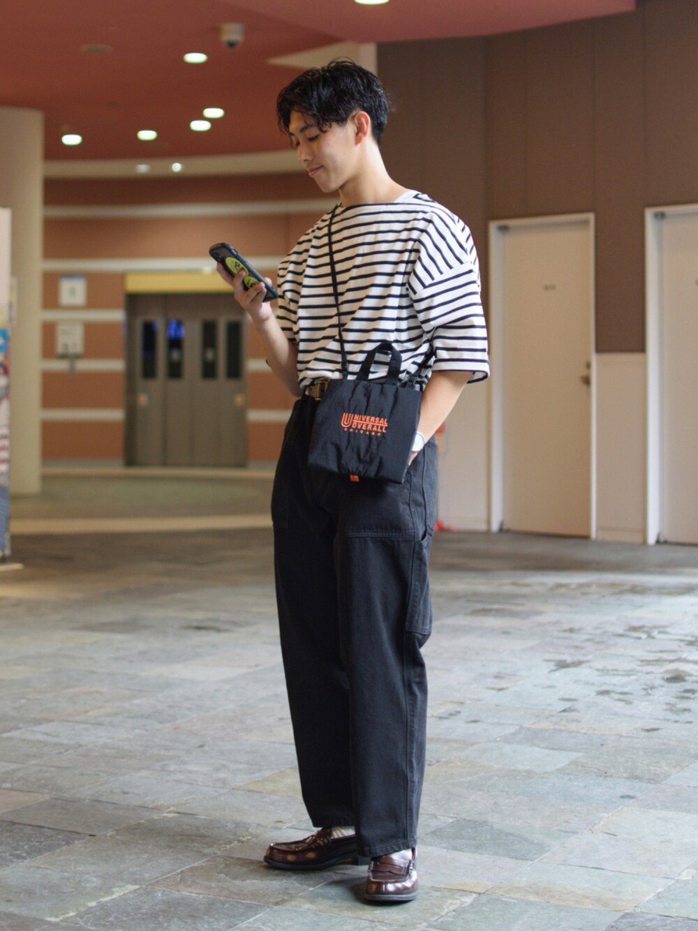 「niko and ...、ニコアンド、ボーダートップス、ボーダーTシャツ、ワイドパンツ、ワイドデニム、ペインターパンツ、ブラックデニム、ローファー、ショルダーバッグ、タックイン、きれいめカジュアル、モノトーン、モノトーンコーデ、低身長コーデ」｜「niko and...のアソートボーダーＴシャツ（Tシャツ/カットソー、ホワイト系）」を使った、ぜっきーさん（メンズ・165cm）の夏コーディネートの1枚目の写真
